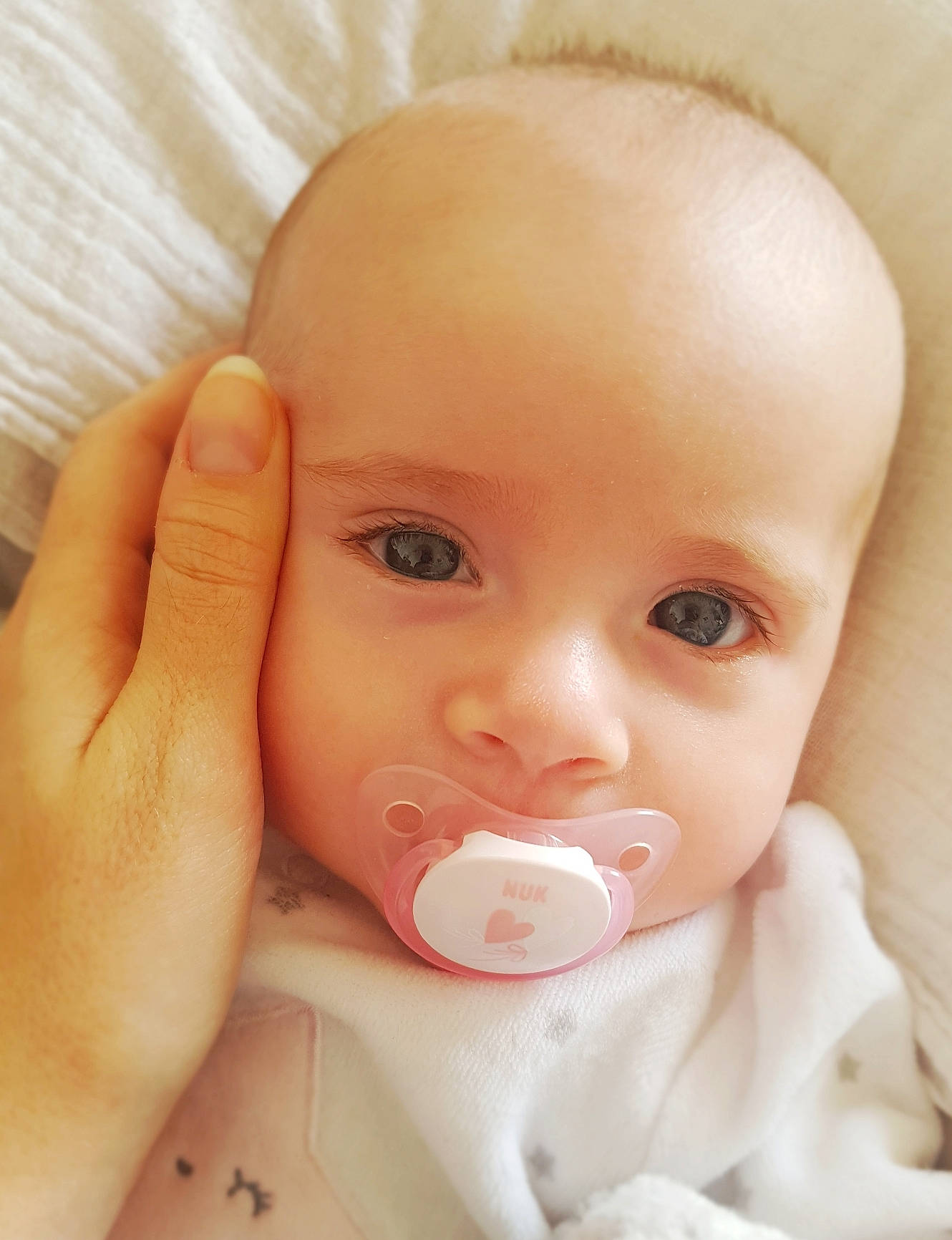 Laya participe au concours pour gagner de l'argent avec cette photo : baby, baby_products, cheek, child, close_up, eye, face, head, lip, mouth, nose, person, product, skin, toddler