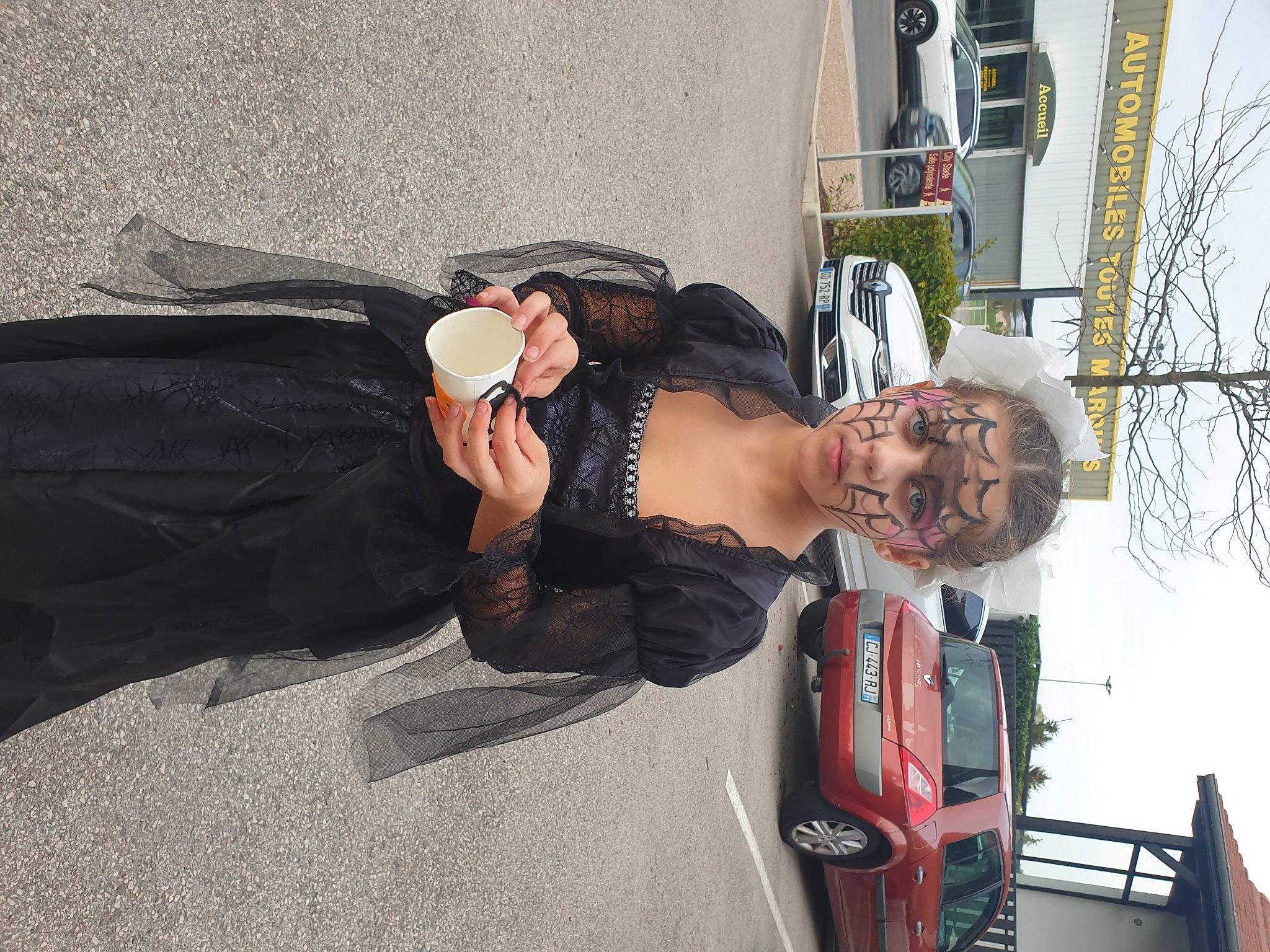 Léna a rejoint le concours — aidez-le/la à gagner de superbes lots ! auto_part, automotive_design, automotive_exterior, automotive_lighting, automotive_tire, bumper, car, dress, eyewear, family_car, fun, luxury_vehicle, motor_vehicle, person, sky, street, tire, travel, vehicle, vehicle_door