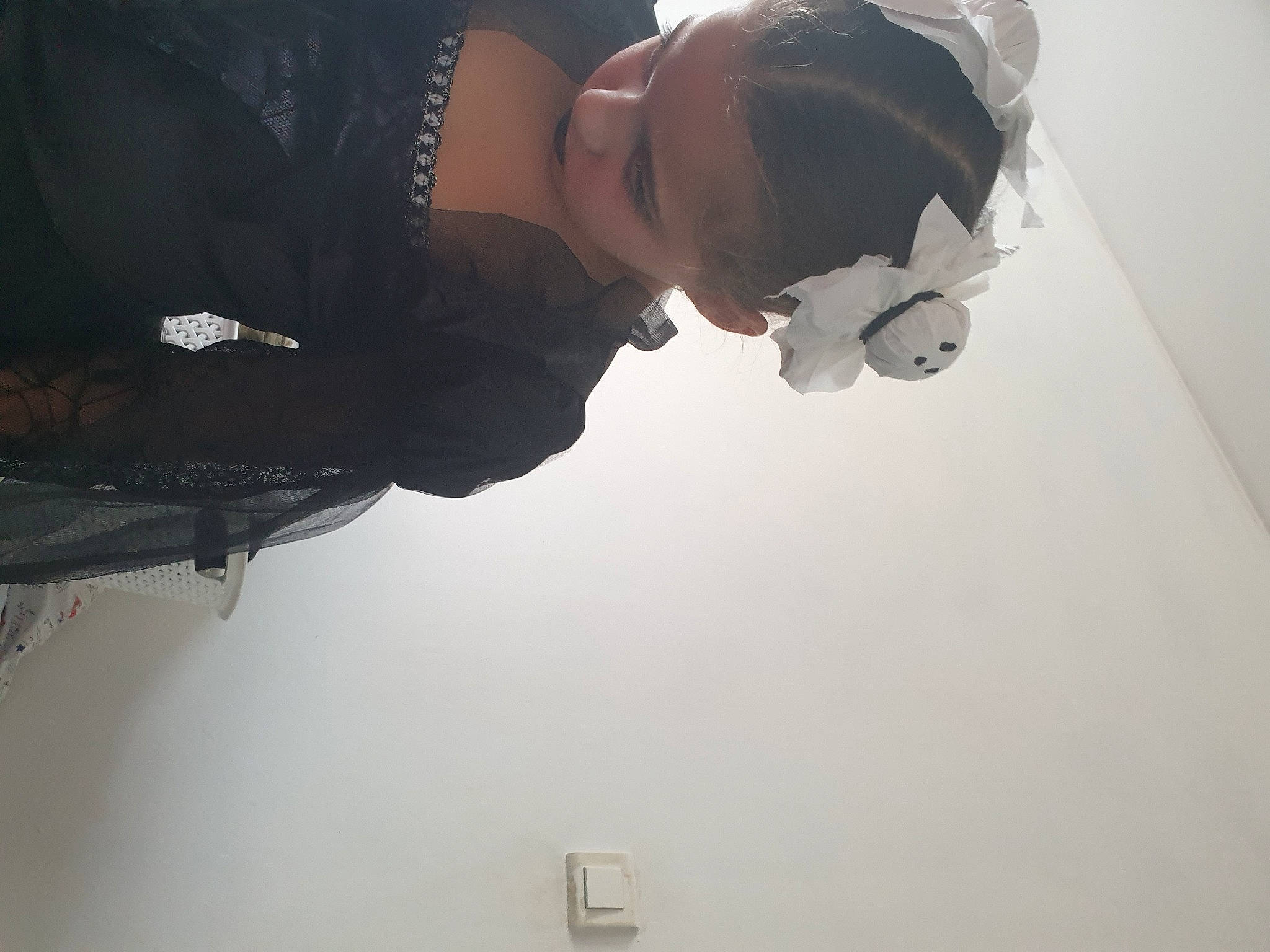 Léna participe au concours pour gagner de l'argent avec cette photo : baseball_cap, cap, elbow, eyewear, hat, person, personal_protective_equipment, sleeve, wrist