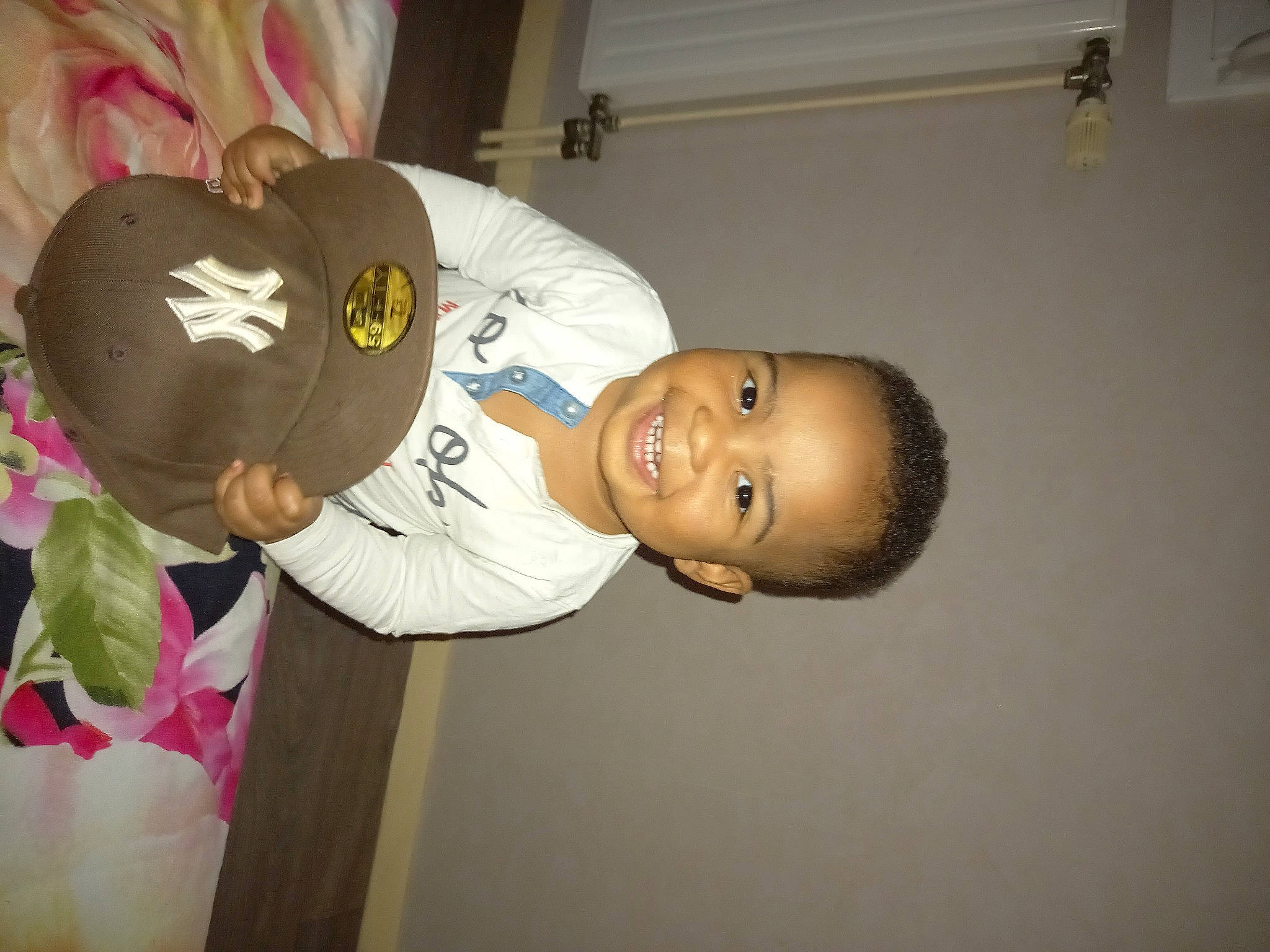 Ilyas participe au concours pour gagner de l'argent avec cette photo : child, door, eye, fun, happy, hat, head, human_body, joy, mammal, party_supply, person, plant, plush, pumpkin, room, smile, stuffed_toy, toddler, toy