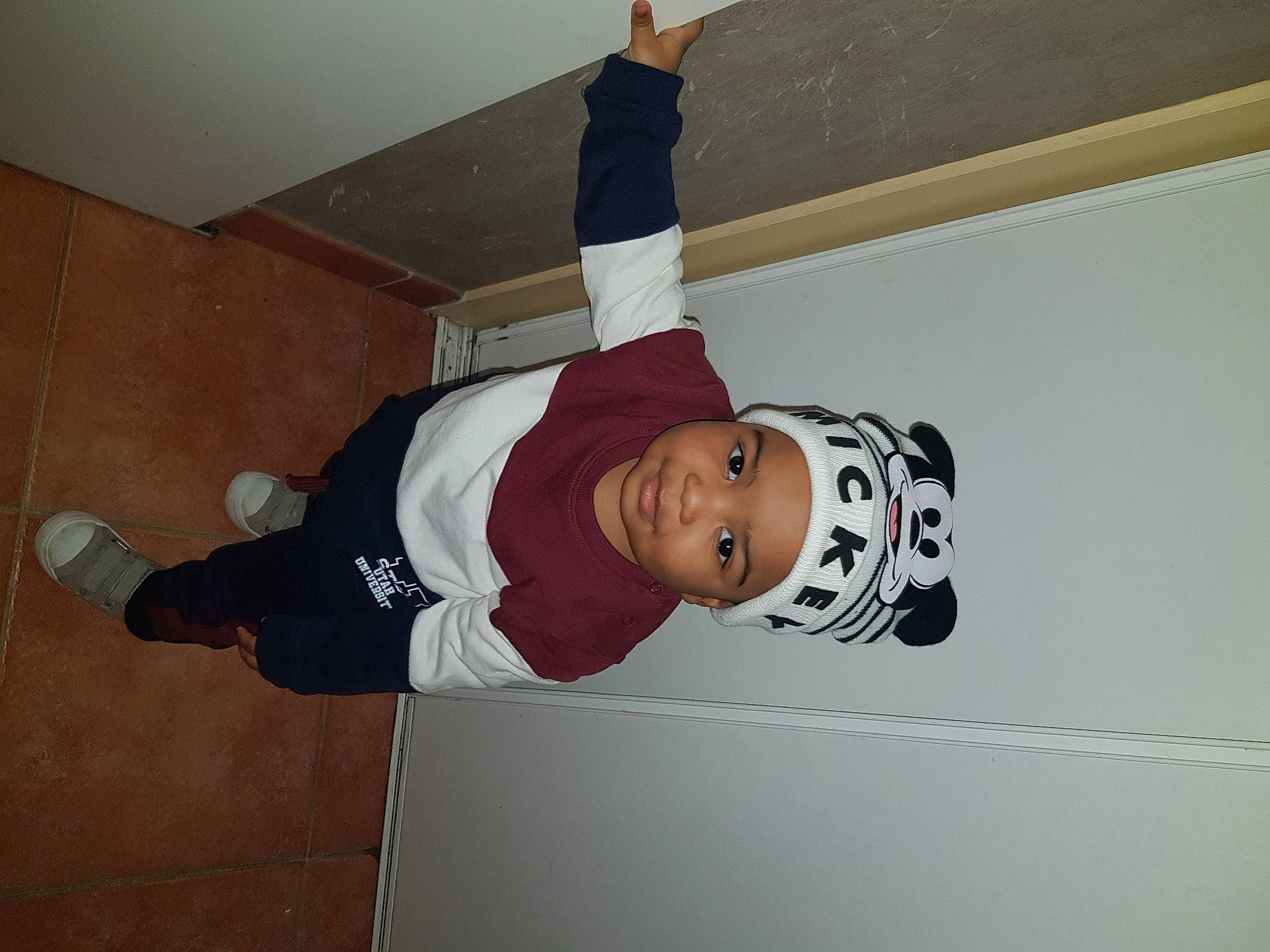 Ilyas participe au concours pour gagner de l'argent avec cette photo : baseball_cap, cap, carmine, ceiling, cleanliness, elbow, fun, hat, headwear, knee, person, room, sleeve, sportswear, thigh, uniform, walking_shoe, wrist