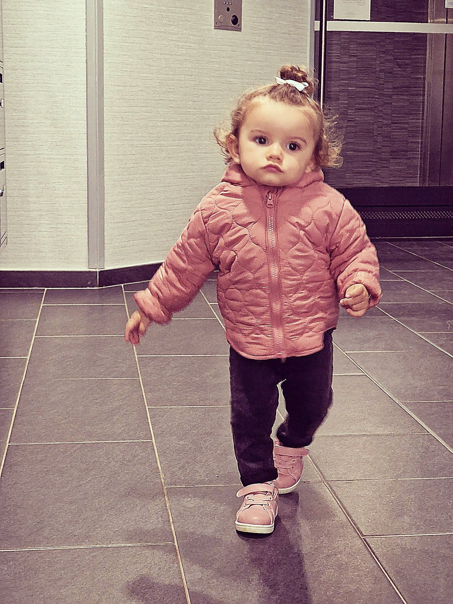 Valentina a rejoint le concours — aidez-le/la à gagner de superbes lots ! baby, child, face, floor, flooring, gesture, happy, nose, outerwear, pattern, people_in_nature, person, road_surface, sidewalk, sleeve, standing, thumb, tints_and_shades, toddler, walking