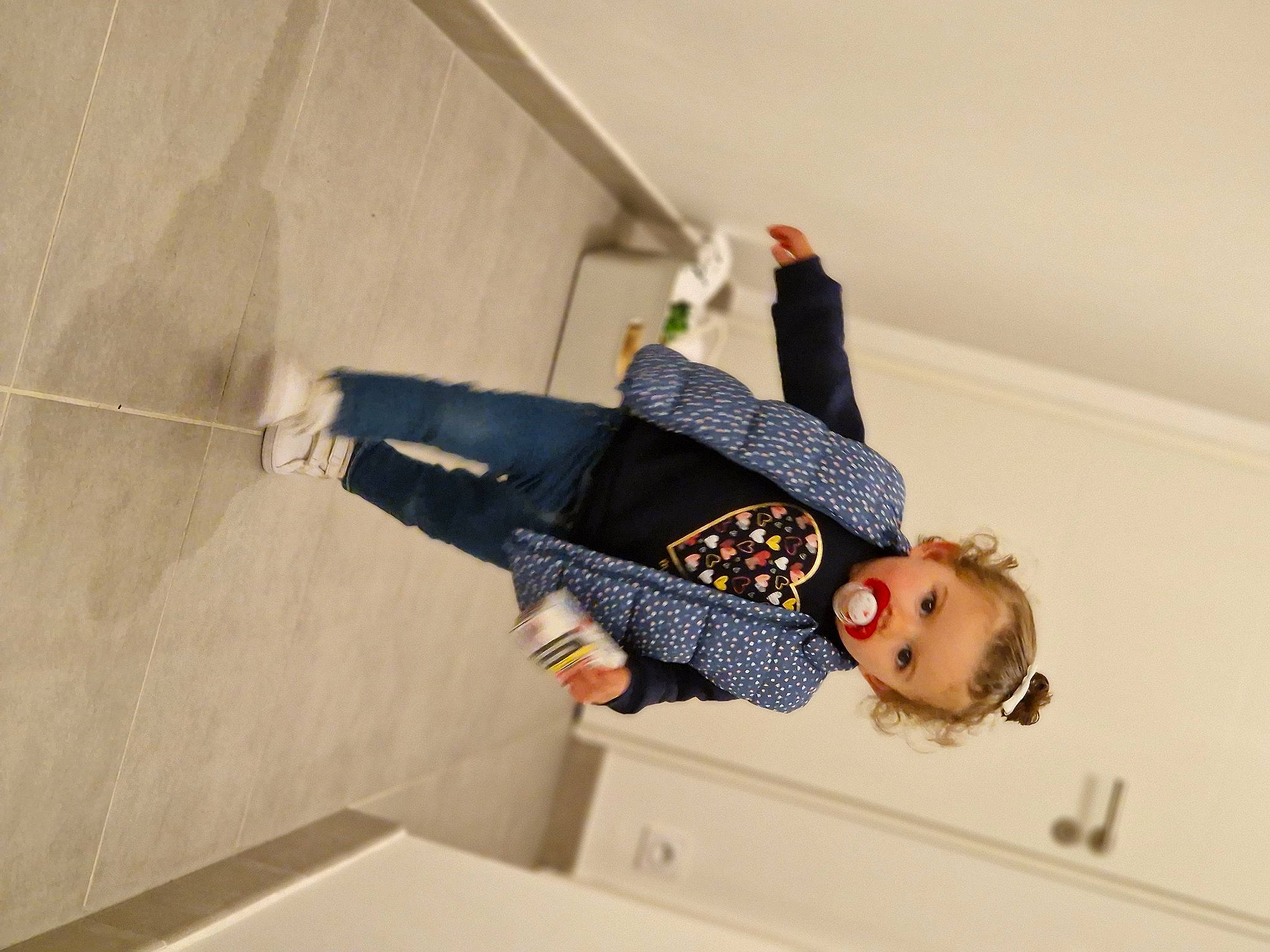 Valentina a rejoint le concours — aidez-le/la à gagner de superbes lots ! baby, baby_toddler_clothing, child, cleanliness, collar, fashion_accessory, fashion_design, flooring, pattern, person, room, sleeve, toddler, wood, wrist