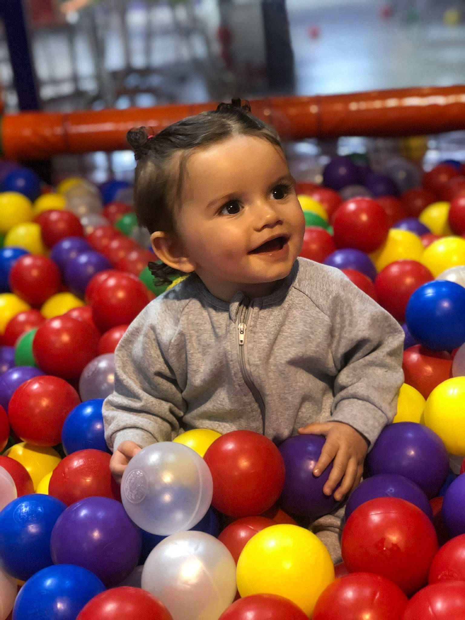 Valentina a rejoint le concours — aidez-le/la à gagner de superbes lots ! ball, ball_pit, balloon, beauty, child, city, community, facial_expression, fun, happy, leisure, people, person, photograph, public_space, recreation, smile, toddler, toy, white
