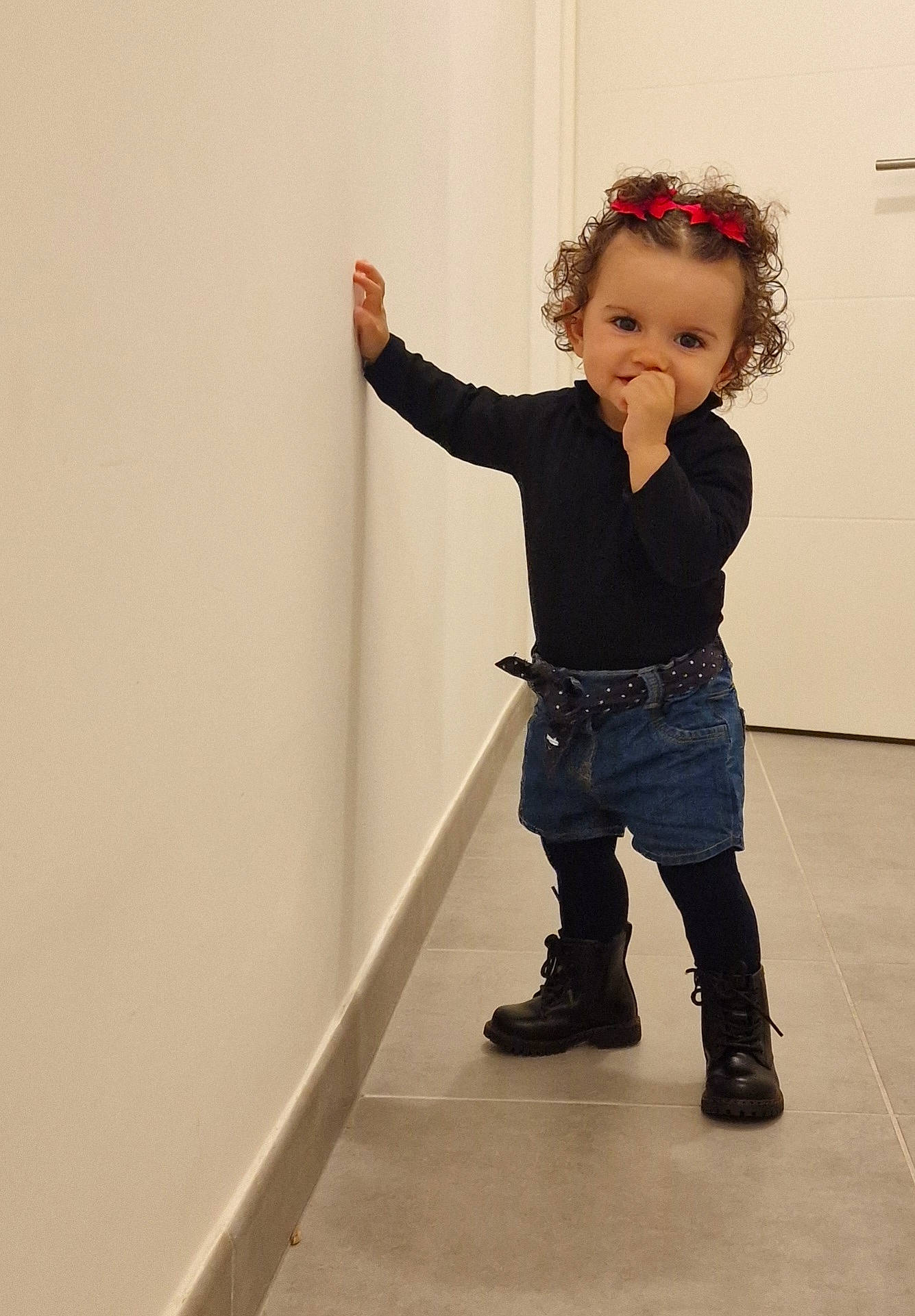 Valentina a rejoint le concours — aidez-le/la à gagner de superbes lots ! art, baby_toddler_clothing, child, denim, fashion_design, flooring, fun, gesture, human_body, leg, pattern, person, plaster, room, shoulder, sleeve, standing, toddler, waist