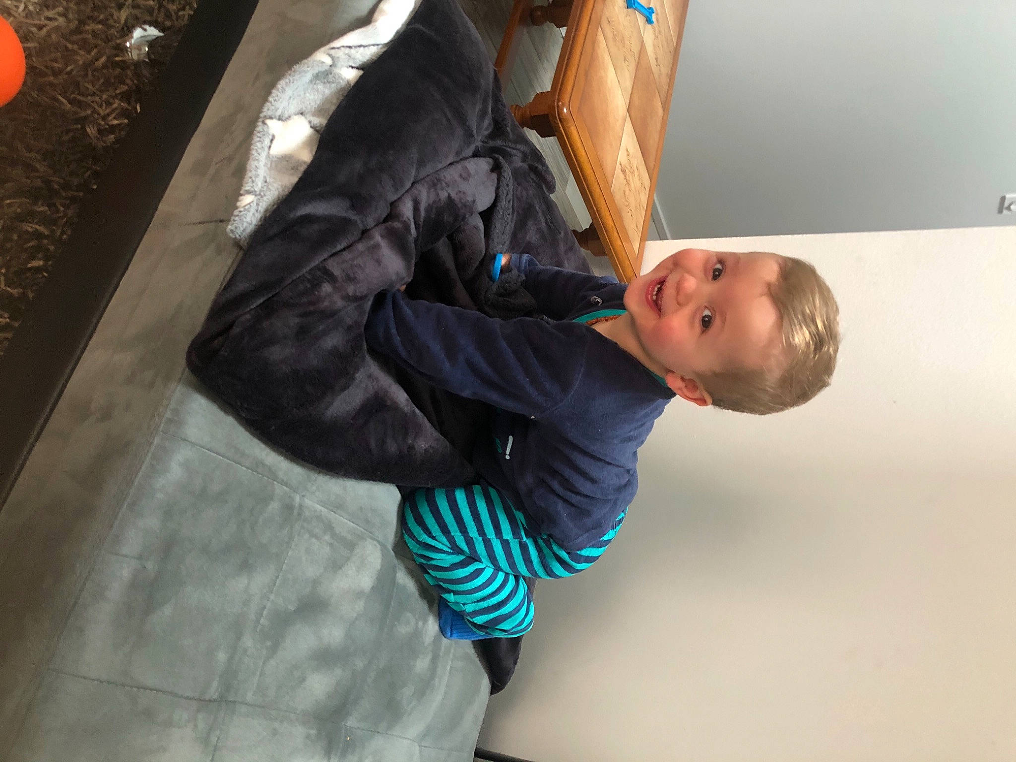 Zak a rejoint le concours — aidez-le/la à gagner de superbes lots ! adventure, arm, child, comfort, denim, elbow, flooring, fun, jacket, joy, person, room, sitting, sleeve, wood