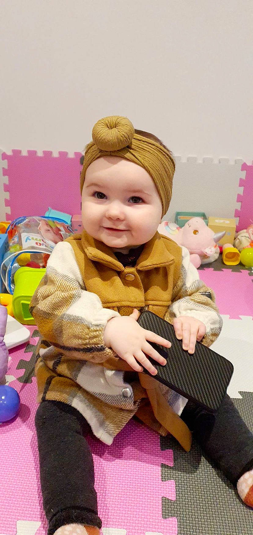 Jade participe au concours pour gagner de l'argent avec cette photo : baby, baby_toddler_clothing, cap, cheek, child, event, eye, fun, happy, headgear, headwear, human_body, party_supply, person, pink, purple, room, skin, smile, textile