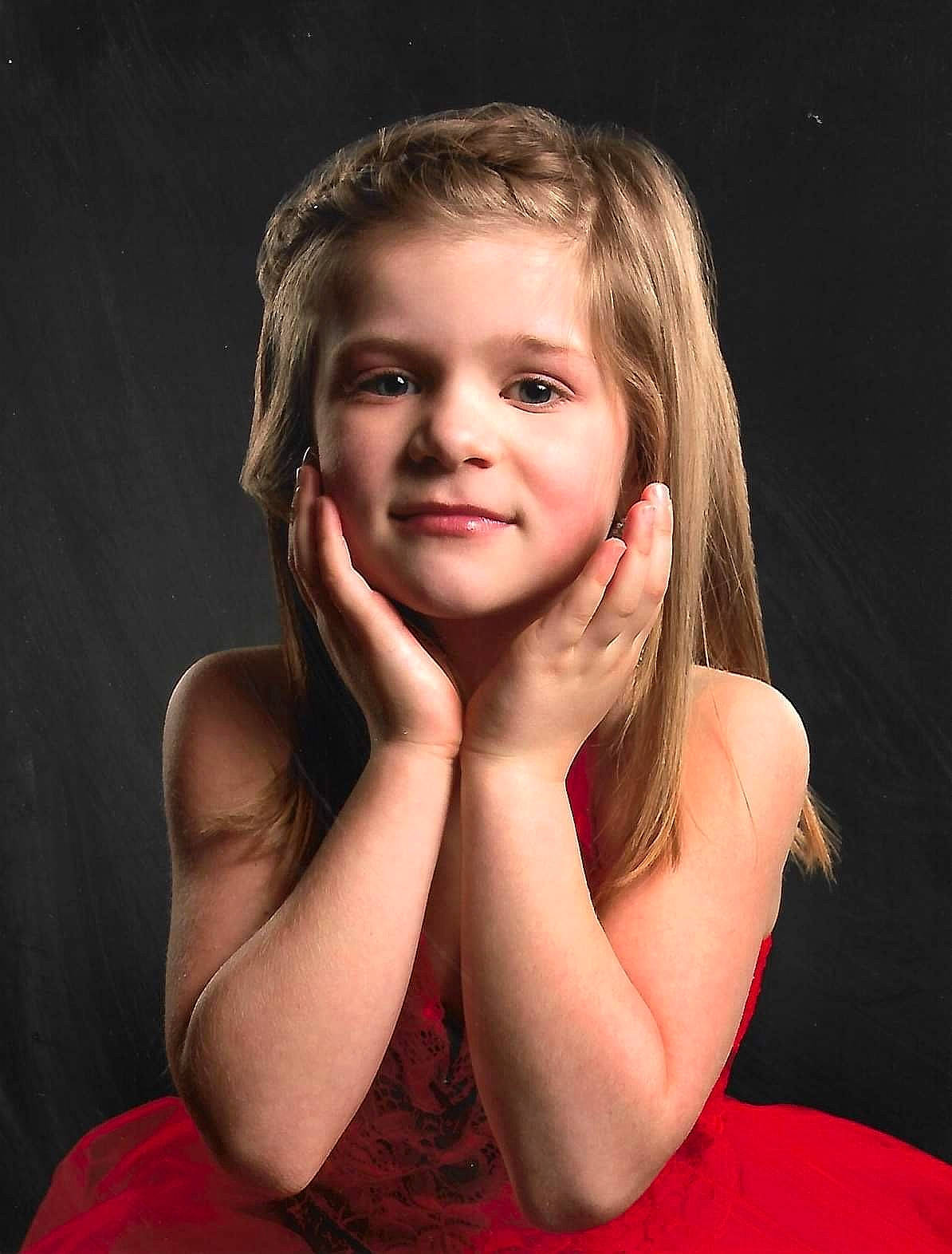 Jeanne participe au concours pour gagner de l'argent avec cette photo : arm, cheek, chin, elbow, eye, eyebrow, eyelash, flash_photography, gesture, hair, happy, human_body, joy, lip, mouth, neck, nose, person, shoulder, skin