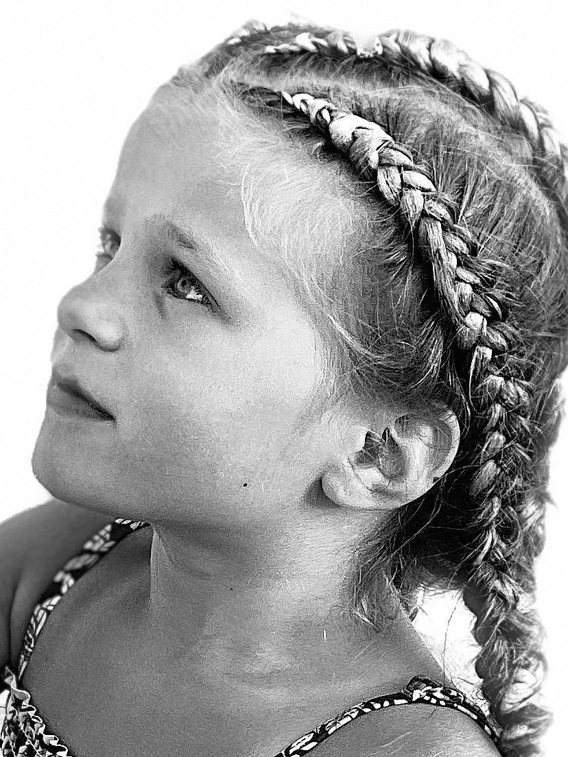 Jeanne participe au concours pour gagner de l'argent avec cette photo : black, chin, cool, ear, eye, eyebrow, eyelash, face, forehead, hair, hairstyle, head, headgear, human, jaw, lip, neck, organ, person, style