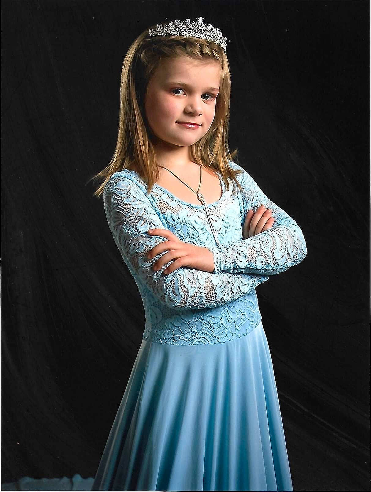 Jeanne participe au concours pour gagner de l'argent avec cette photo : arm, beauty, bridal_party_dress, day_dress, dress, embellishment, fashion_design, fashion_model, flash_photography, formal_wear, gown, hair, happy, jewellery, joy, long_hair, neck, one_piece_garment, person, sleeve