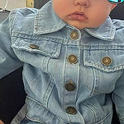 Maëlann participe au concours pour gagner de l'argent avec cette photo : baby, denim_jacket, jeans, child, blue_eyes, face, sitting, indoor, window, furniture, curious, clothing, person, button, home, portrait, cute, casual, young_child, expression