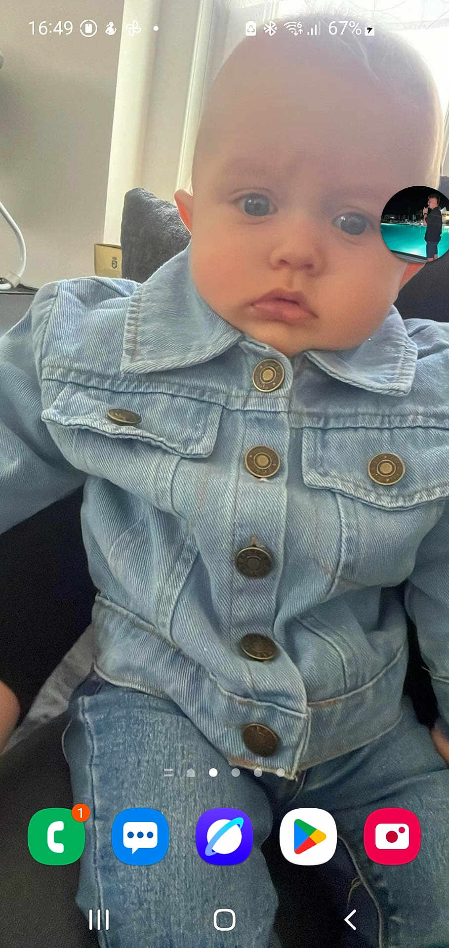 Maëlann participe au concours pour gagner de l'argent avec cette photo : baby, denim_jacket, jeans, child, blue_eyes, face, sitting, indoor, window, furniture, curious, clothing, person, button, home, portrait, cute, casual, young_child, expression