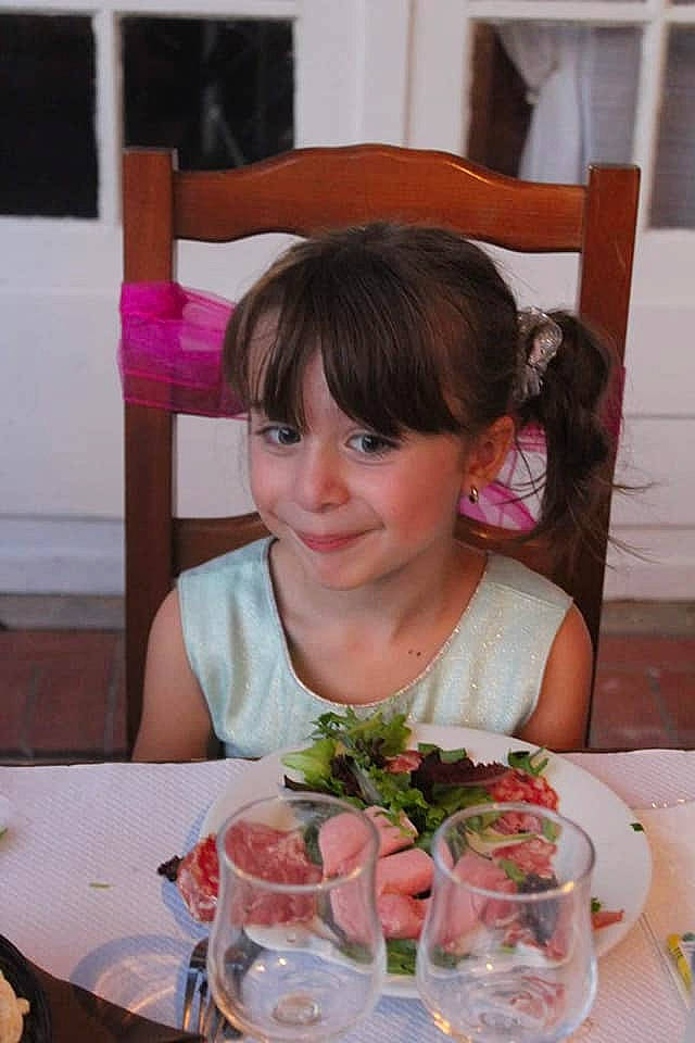 Ashley participe au concours pour gagner de l'argent avec cette photo : child, food, joy, meal, person