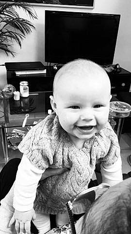 Ninon participe au concours pour gagner de l'argent avec cette photo : black, black_and_white, cheek, child, day, emotion, face, facial_expression, head, headwear, infant, joy, monochrome_photography, nose, person, photograph, photography, sitting, skin, smile