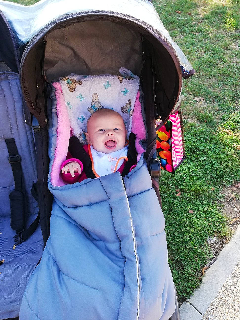 Ninon a rejoint le concours — aidez-le/la à gagner de superbes lots ! baby_carriage, baby_products, car_seat, child, costume, fun, girl, headgear, person, pink, product, purple, smile, toddler