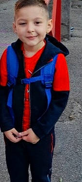 Matteo a rejoint le concours — aidez-le/la à gagner de superbes lots ! arm, clothing, collar, electric_blue, face, fun, joy, leisure, outerwear, person, personal_protective_equipment, recreation, red, sleeve, smile, sportswear, sunglasses, t_shirt, thumb, travel