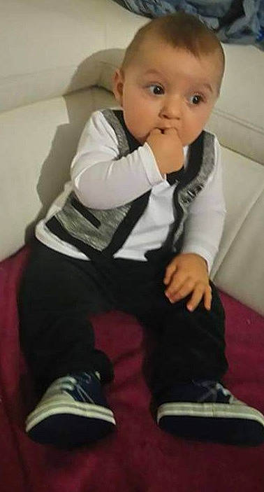 Matteo a rejoint le concours — aidez-le/la à gagner de superbes lots ! baby, baby_toddler_clothing, blazer, collar, comfort, dress_shirt, face, footwear, hairstyle, head, knee, leg, outerwear, person, shoe, skin, sleeve, sneakers, suit, surprise