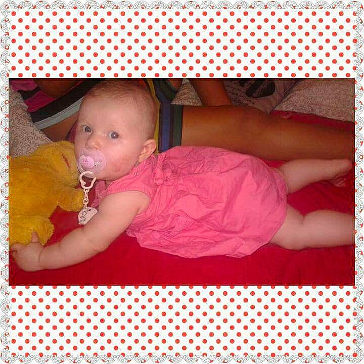 Louane a rejoint le concours — aidez-le/la à gagner de superbes lots ! arm, bedtime, cheek, child, day, finger, girl, hand, infant, lip, mouth, orange, pattern, person, pink, play, product, red, skin, textile