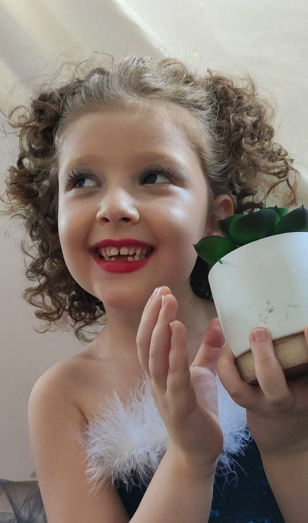 Louane participe au concours pour gagner de l'argent avec cette photo : beauty, child, cup, dishware, eye, eyebrow, face, finger, flash_photography, gesture, hand, happy, iris, joy, lip, people_in_nature, person, serveware, skin, smile