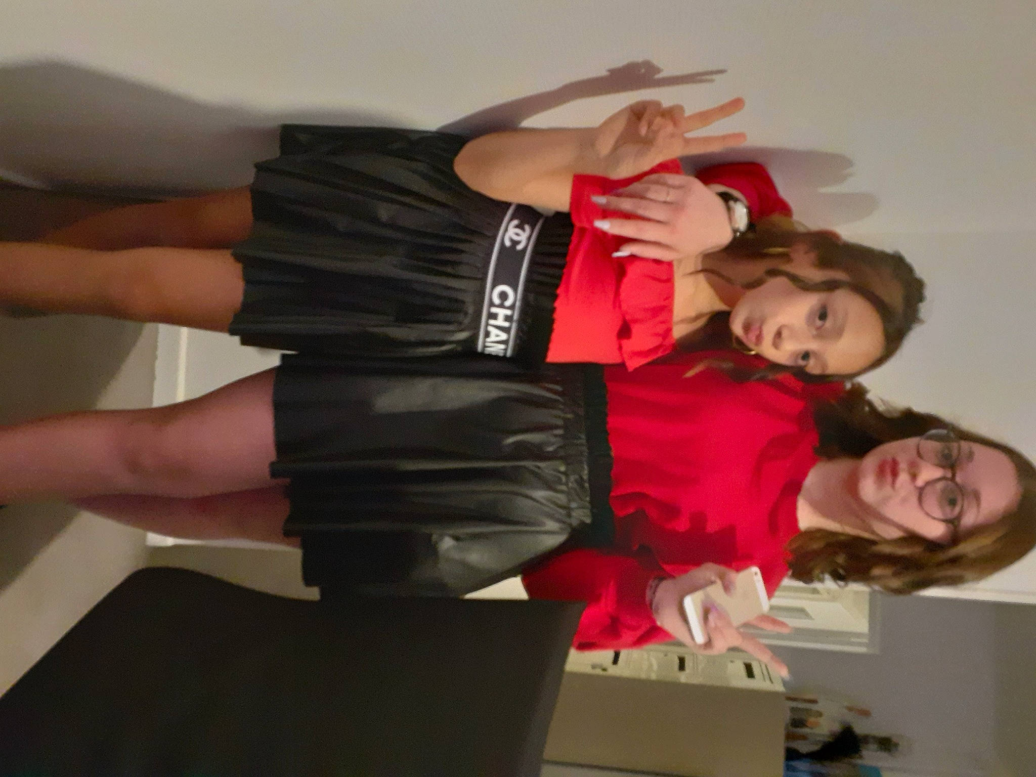 Melina participe au concours pour gagner de l'argent avec cette photo : elbow, fashion_design, fun, gesture, glove, human_leg, joint, knee, makeover, nail, person, room, shipping_box, sitting, smile, thigh, thumb, waist, wrist