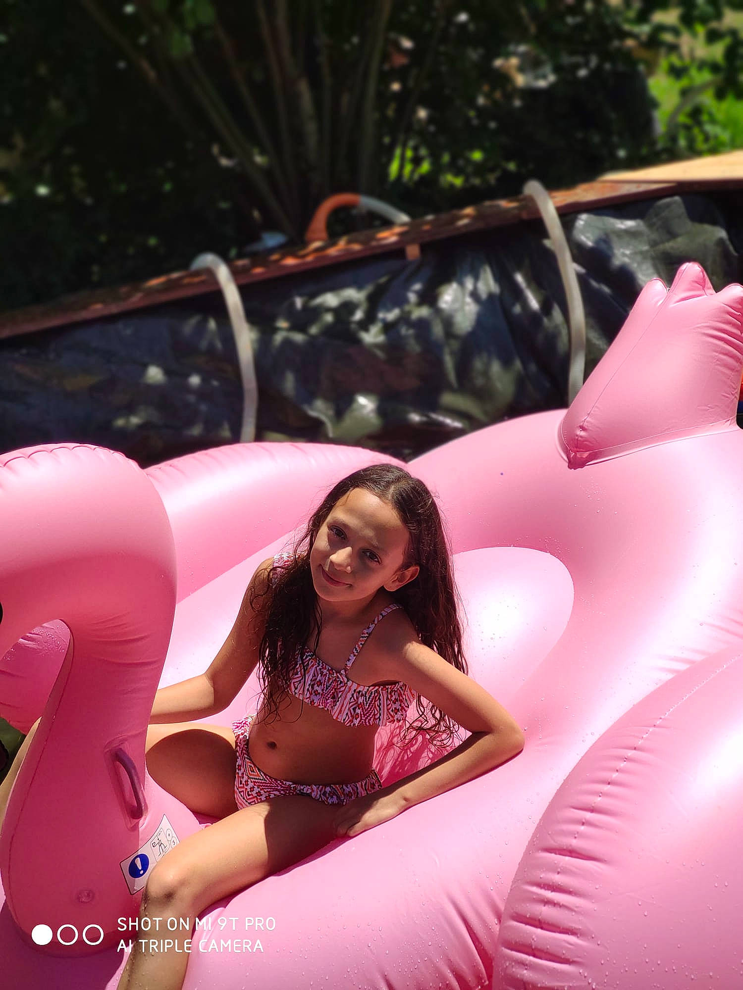 Melina a rejoint le concours — aidez-le/la à gagner de superbes lots ! automotive_design, brassiere, eyewear, flash_photography, fun, happy, human_leg, joy, leg, leisure, long_hair, magenta, motor_vehicle, person, pink, plant, recreation, swimming_pool, swimwear, thigh