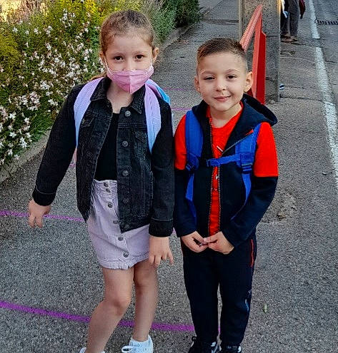 Louane participe au concours pour gagner de l'argent avec cette photo : asphalt, child, electric_blue, event, face, fashion_accessory, fun, grass, joy, leisure, pattern, person, plant, recreation, sandal, shorts, sleeve, smile, t_shirt, toddler