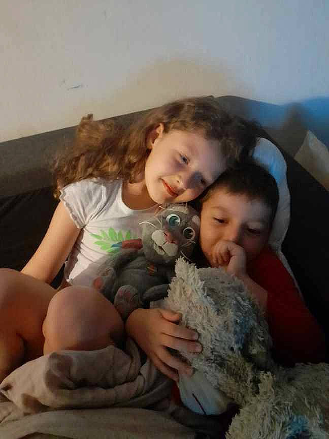 Louane a rejoint le concours — aidez-le/la à gagner de superbes lots ! baby, baby_toddler_clothing, child, comfort, eye, face, finger, fun, gesture, hair, happy, head, human_leg, iris, joy, linens, person, sitting, skin, smile