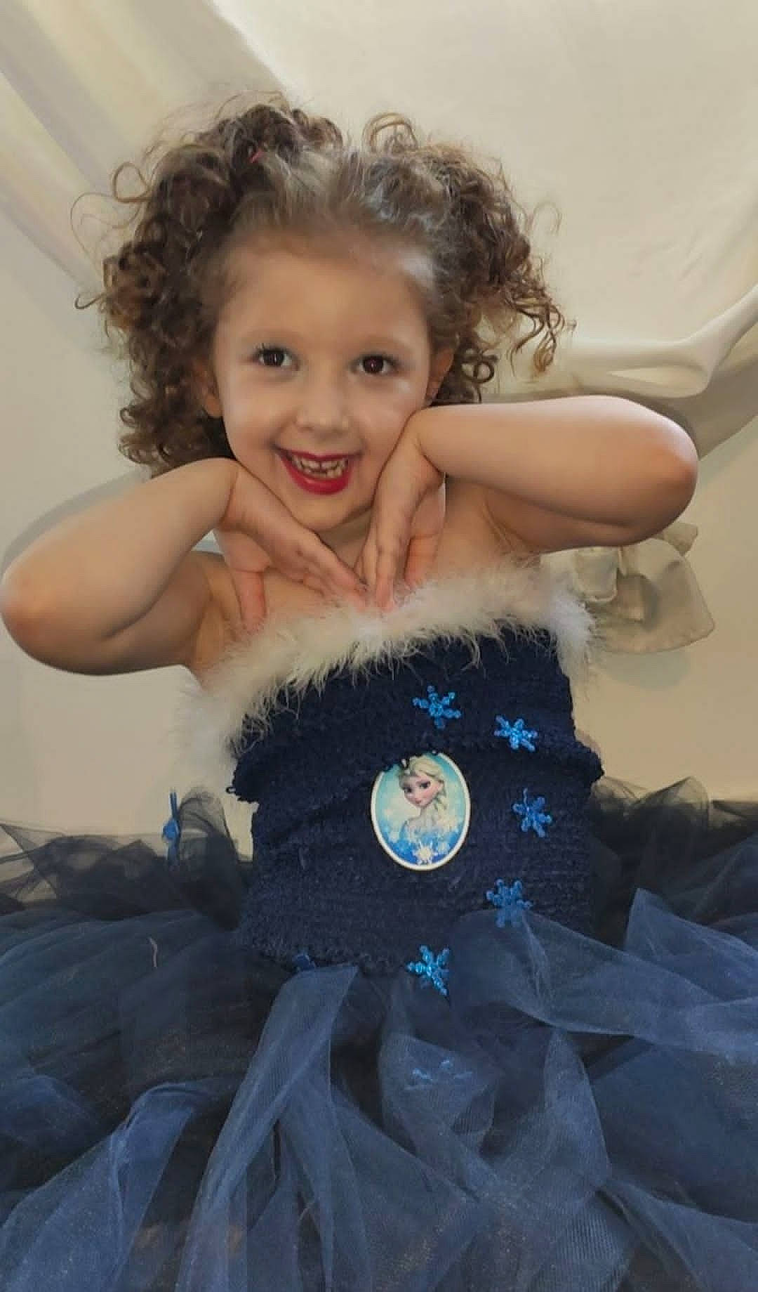 Louane a rejoint le concours — aidez-le/la à gagner de superbes lots ! arm, blond, child, electric_blue, eye, flash_photography, formal_wear, hair, hairstyle, hand, happy, head, human_body, iris, joy, long_hair, person, pink, smile, toddler