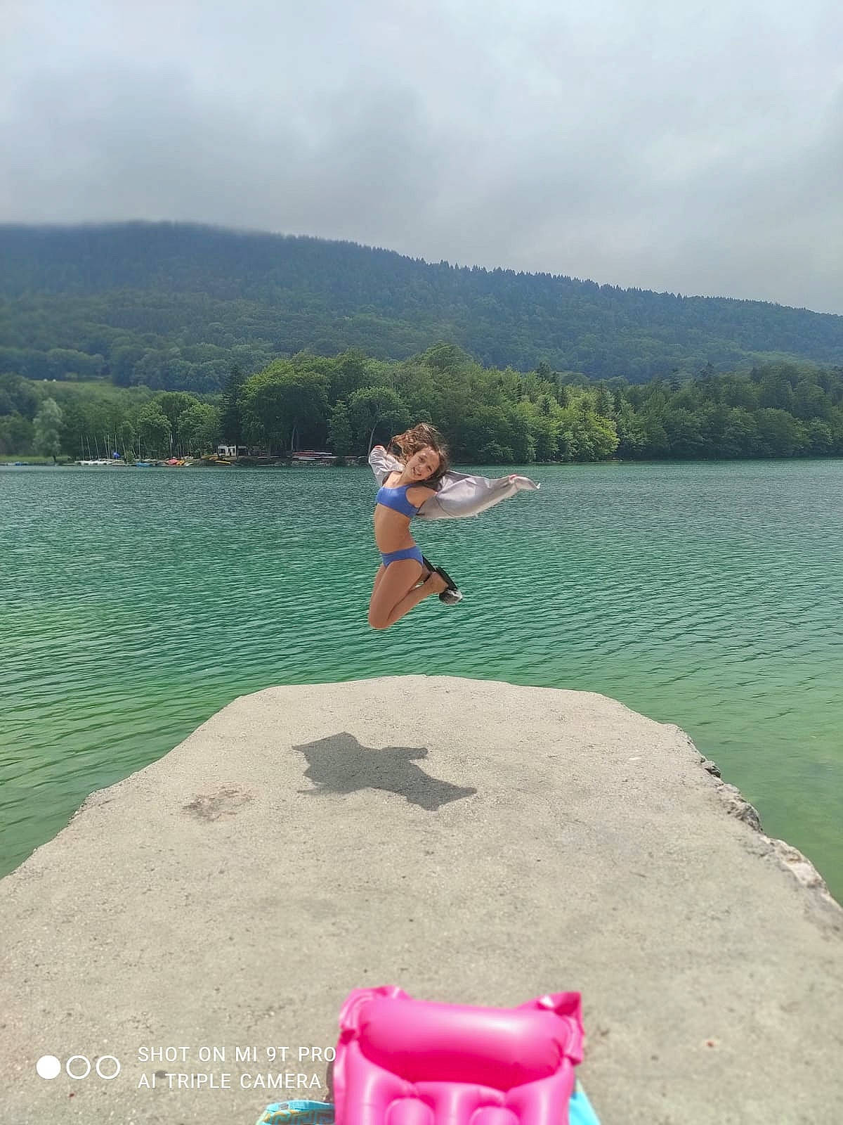 Melina a rejoint le concours — aidez-le/la à gagner de superbes lots ! beach, boats_and_boating_equipment_and_supplies, cloud, fun, grass, happy, horizon, joy, lake, landscape, leisure, mountain, nature, people_in_nature, person, recreation, shorts, sky, travel, tree