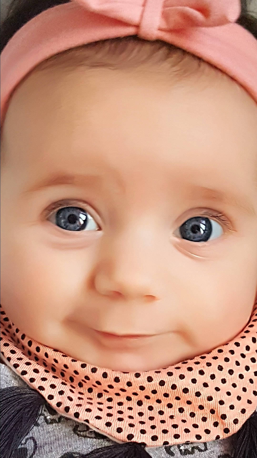 Léanna a rejoint le concours — aidez-le/la à gagner de superbes lots ! brown_hair, cheek, child, close_up, eye, eyebrow, eyelash, face, forehead, girl, head, infant, iris, lip, mouth, nose, person, skin, smile, toddler