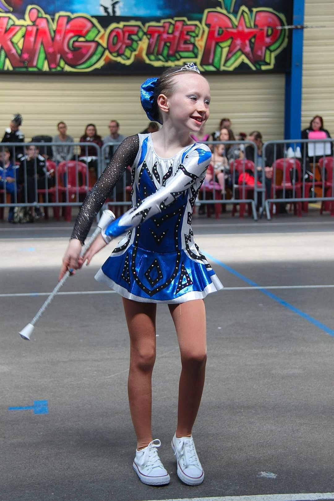 Zoé a rejoint le concours — aidez-le/la à gagner de superbes lots ! blurred, chair, cheerleading_uniform, costume, dance, dress, electric_blue, entertainment, event, festival, fun, joy, musician, performance_art, performing_arts, person, public_event, recreation, smile, sports