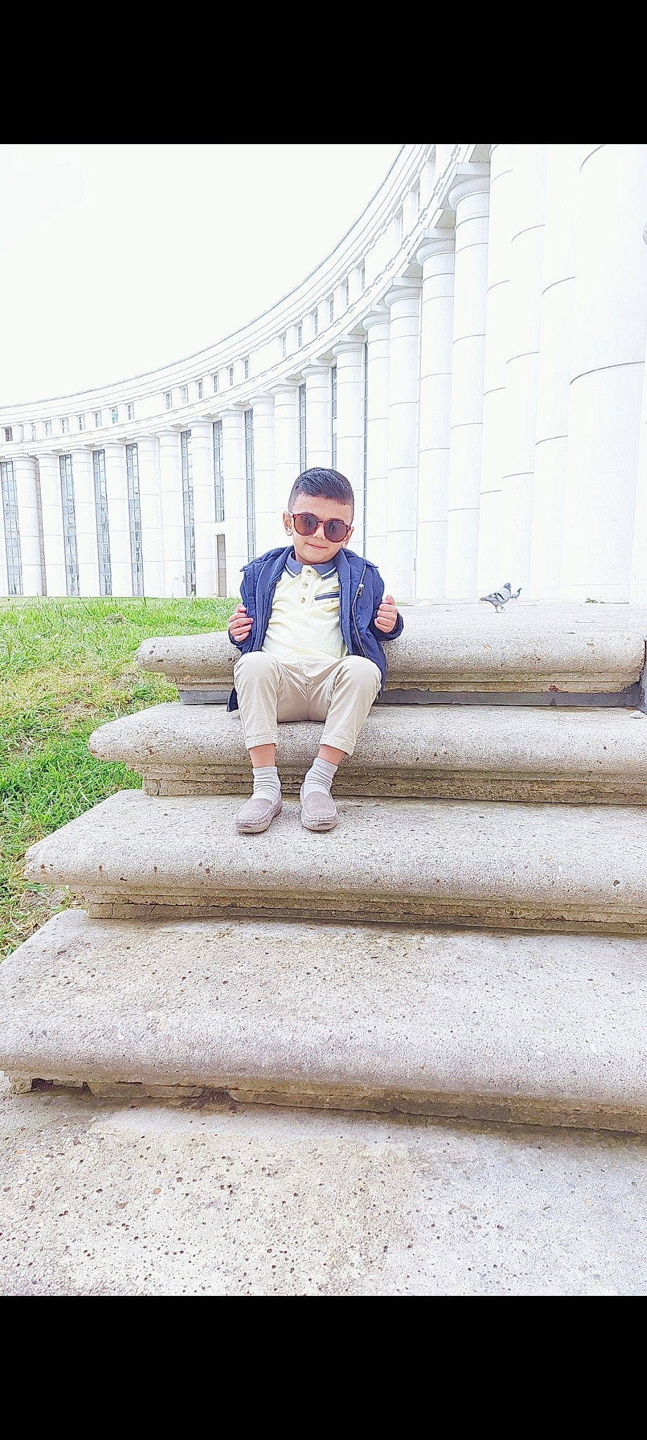 Zayaan participe au concours pour gagner de l'argent avec cette photo : denim, fence, fun, grass, grey, happy, jacket, joy, landscape, leg, leisure, person, plant, recreation, sitting, sky, stairs, standing, street_fashion, toddler