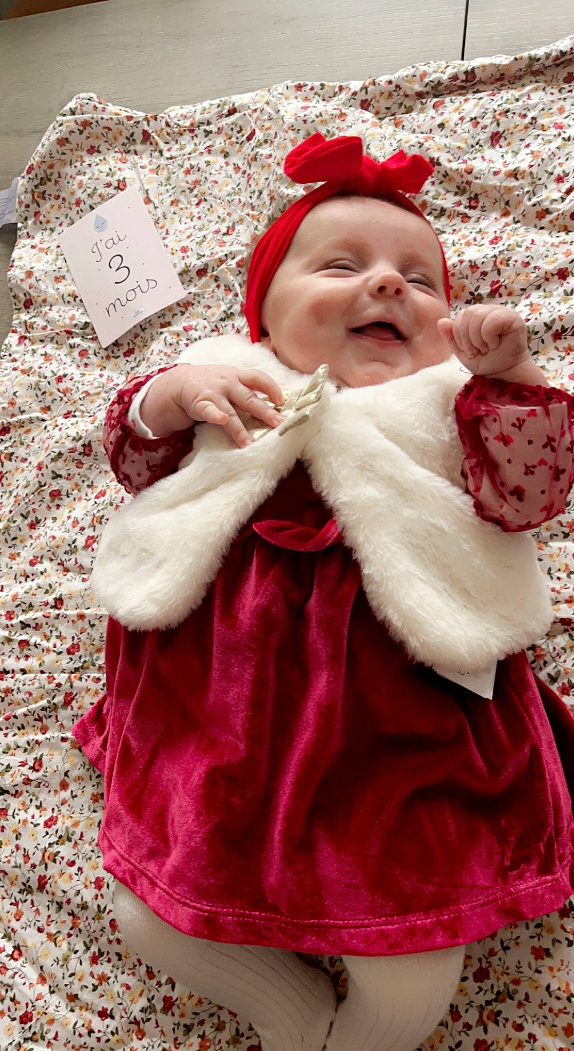 Emmy participe au concours pour gagner de l'argent avec cette photo : baby, baby_toddler_clothing, event, face, grass, happy, head, headgear, human_body, magenta, pattern, person, pink, red, santa_claus, skin, sleeve, smile, textile, toddler