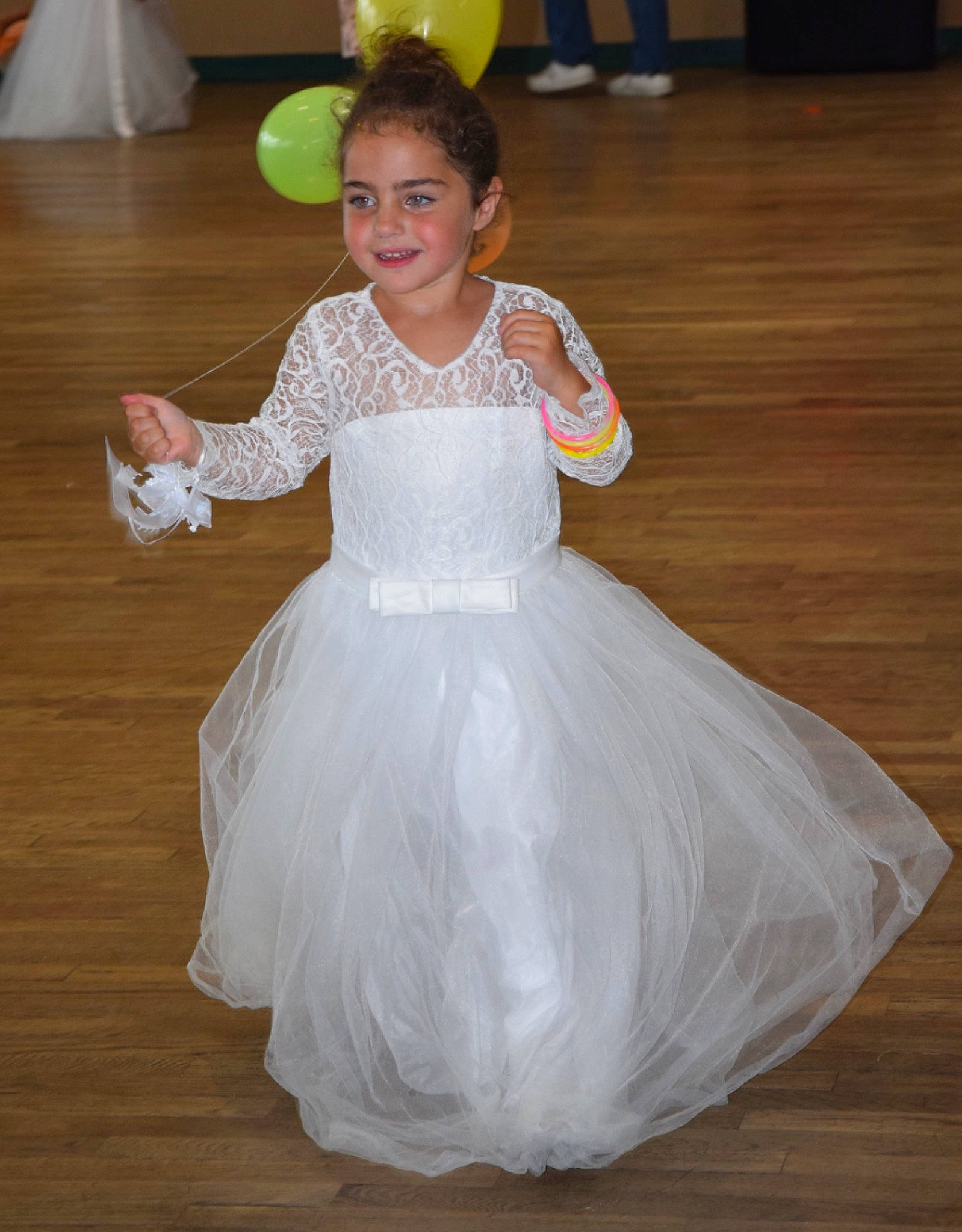Rosa a rejoint le concours — aidez-le/la à gagner de superbes lots ! ballet_tutu, bridal_accessory, child, dance, dress, entertainment, event, flooring, formal_wear, fun, gown, happy, headgear, headpiece, human_body, joy, performing_arts, person, smile, toddler