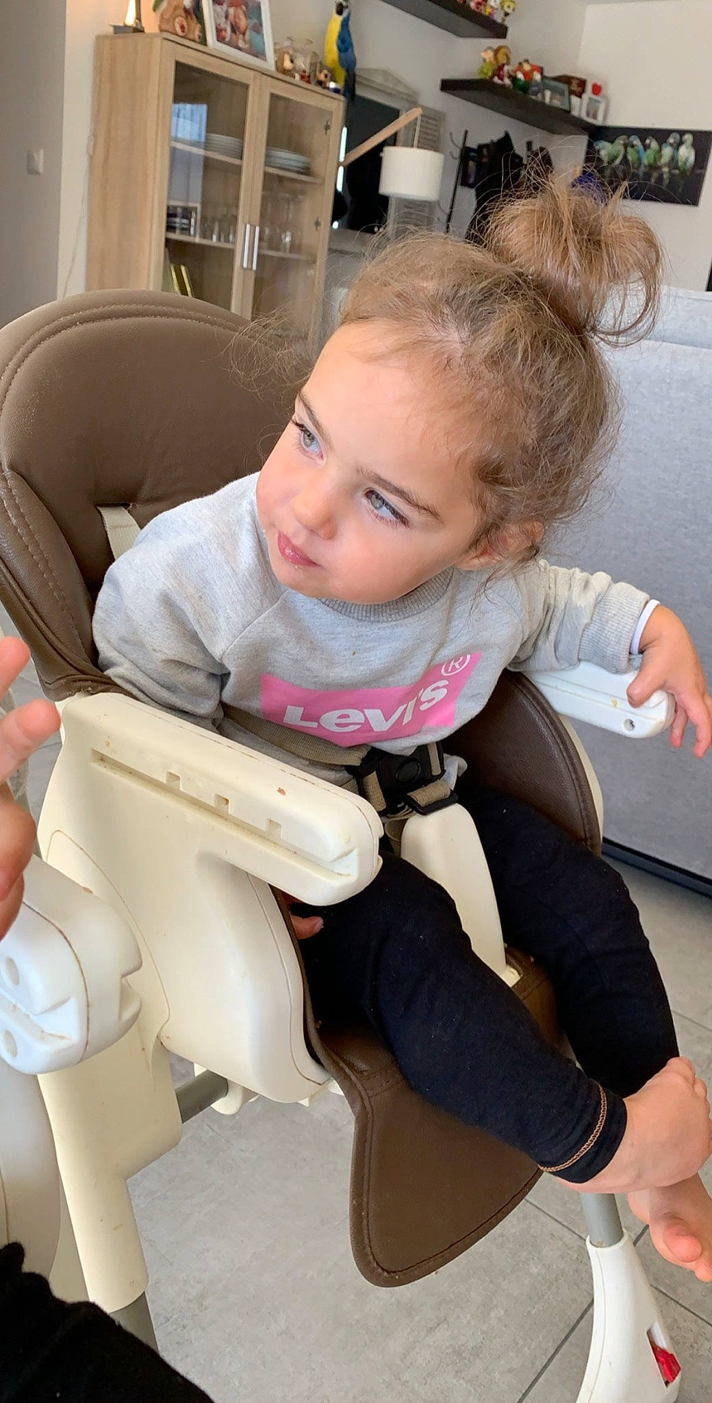 Rosa participe au concours pour gagner de l'argent avec cette photo : baby, baby_products, car_seat, child, leg, person, product, sitting, toddler