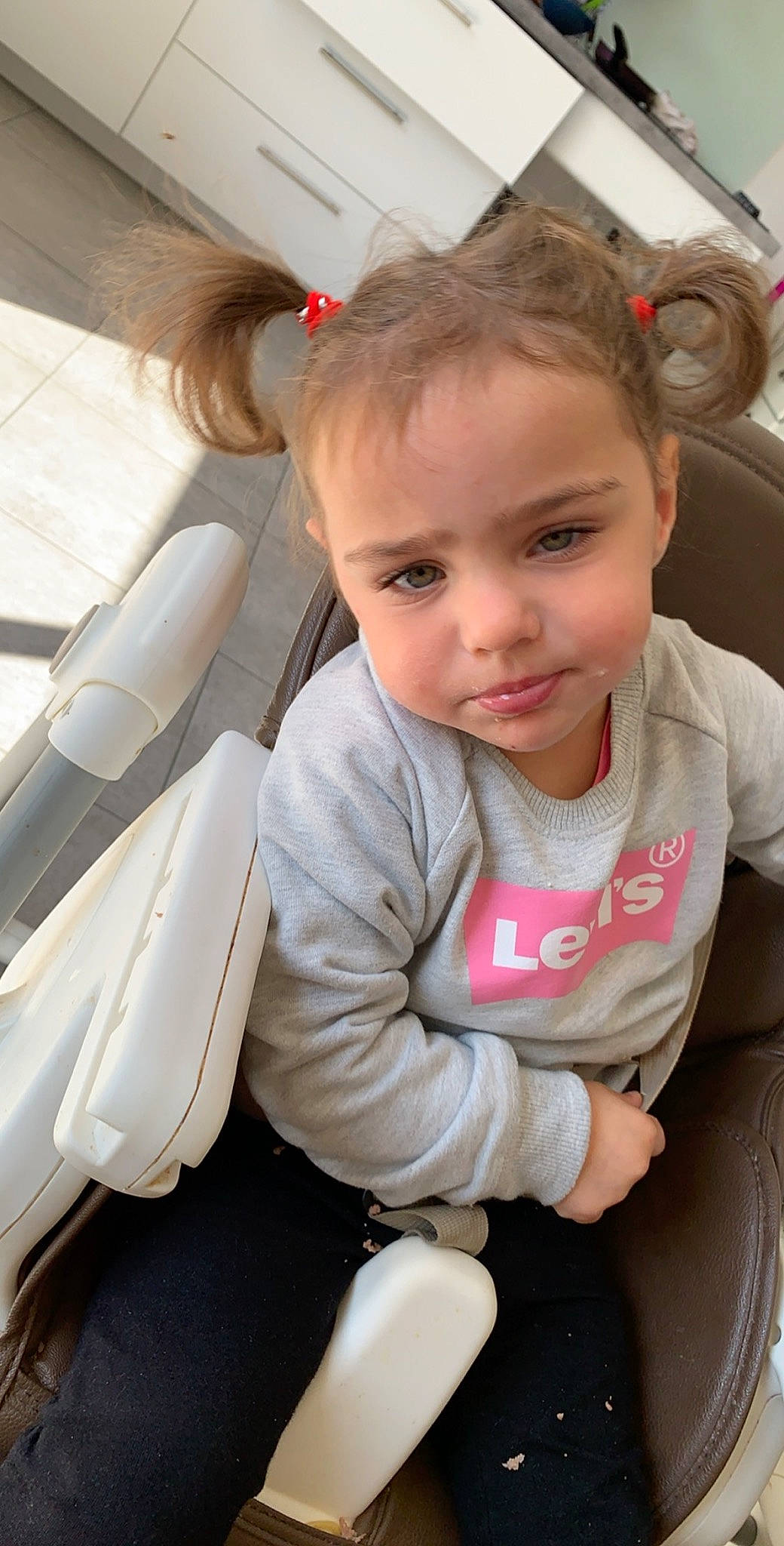 Rosa participe au concours pour gagner de l'argent avec cette photo : baby, blond, car_seat, cheek, child, ear, face, hair, nose, person, sitting, skin, smile, toddler