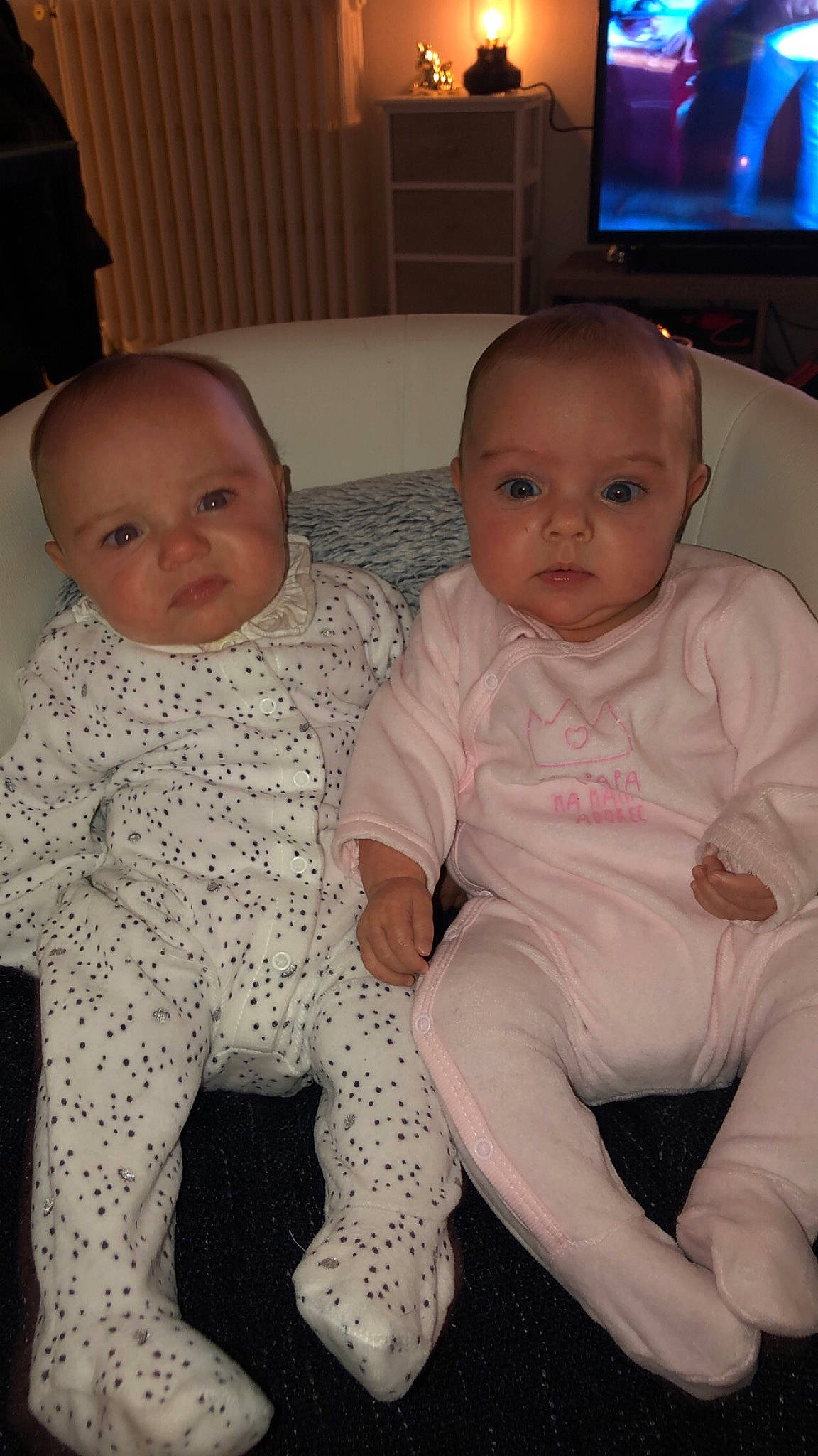 Tilia participe au concours pour gagner de l'argent avec cette photo : baby, cheek, child, eye, face, head, iris, people, person, sibling, sitting, skin, smile, standing, toddler