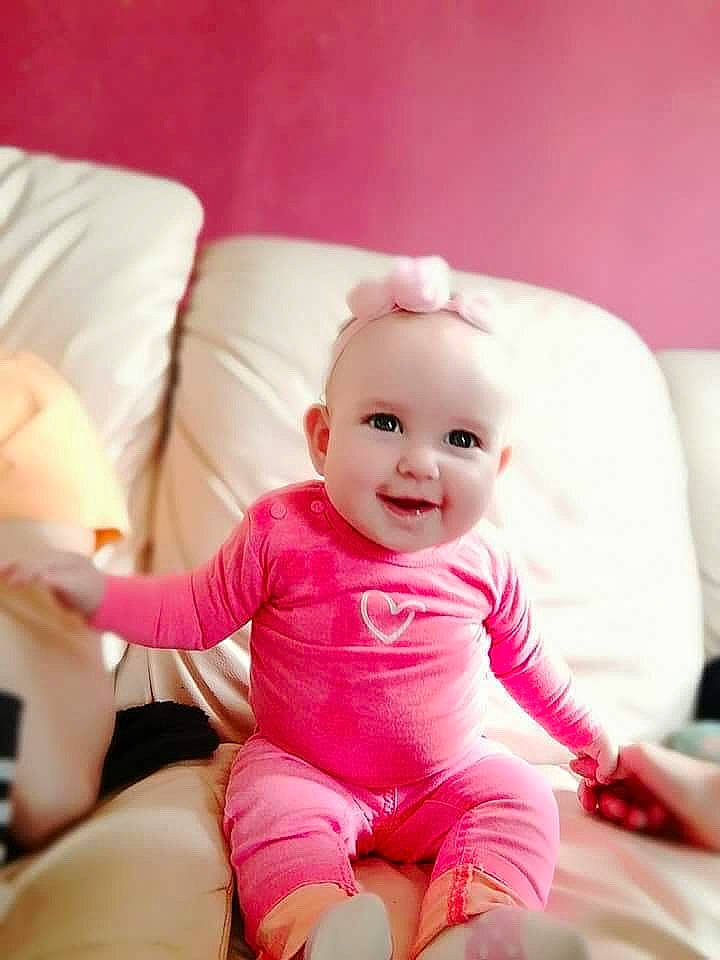 Haneia participe au concours pour gagner de l'argent avec cette photo : baby_products, beauty, cheek, child, girl, happiness, infant, lip, person, pink, product, sitting, skin, smile, textile, toddler