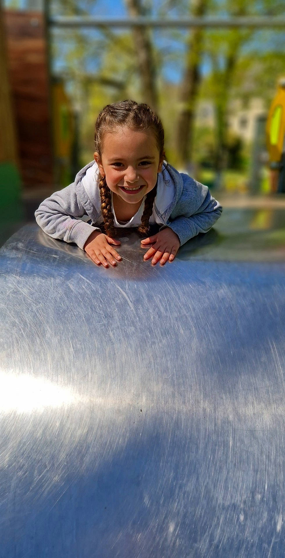 Donia participe au concours pour gagner de l'argent avec cette photo : asphalt, blond, child, city, electric_blue, eye, face, flash_photography, fun, grass, hair, happy, joy, leisure, outdoor_play_equipment, people_in_nature, person, recreation, road_surface, smile