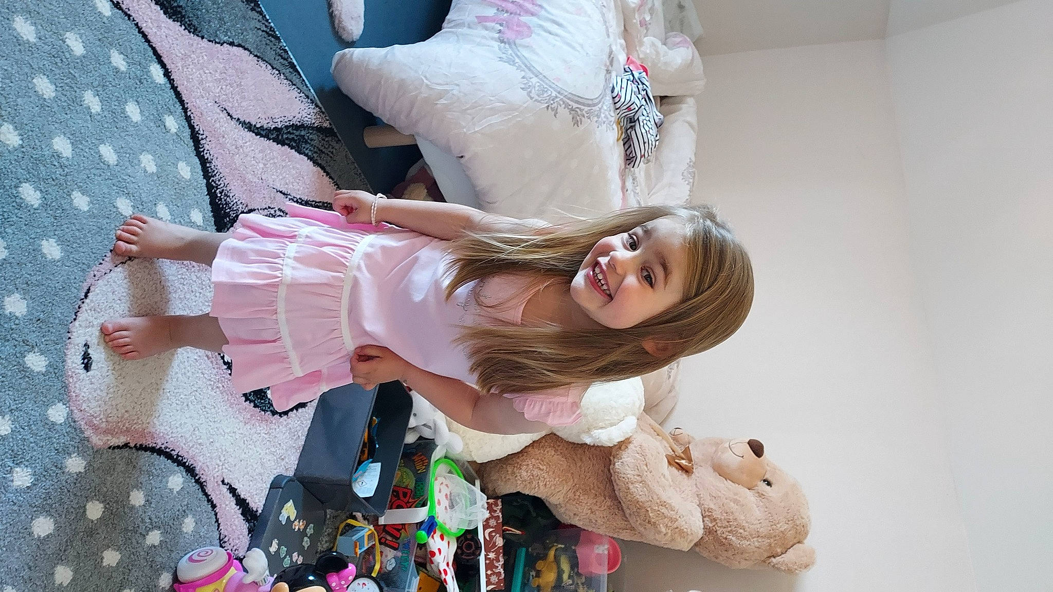 Nellia participe au concours pour gagner de l'argent avec cette photo : abdomen, child, comfort, event, flesh, fun, happy, human_body, human_leg, jewellery, joy, pattern, peach, person, pink, plant, room, sitting, smile, sunglasses