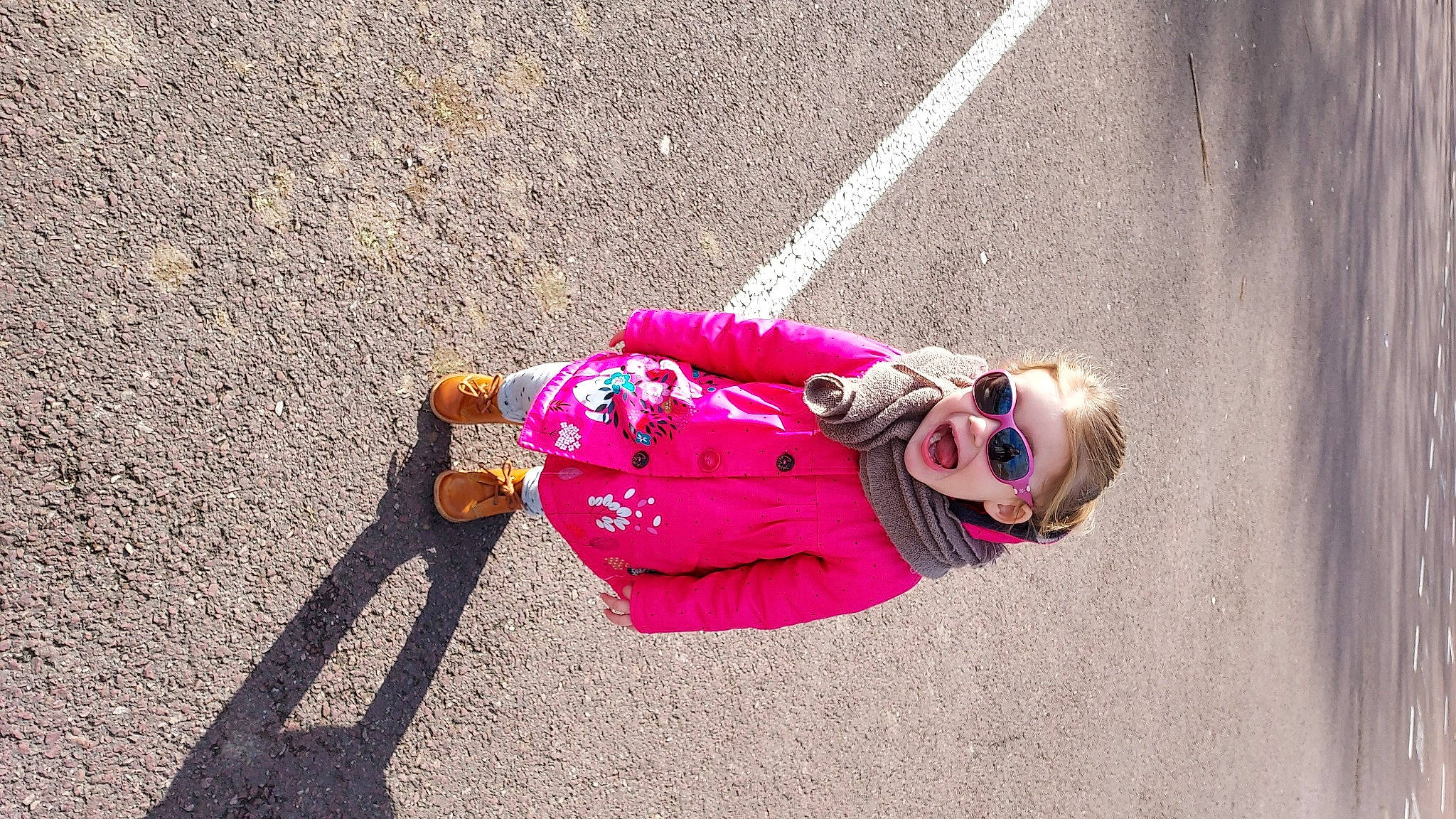 Nellia a rejoint le concours — aidez-le/la à gagner de superbes lots ! asphalt, child, eyewear, fun, hat, leisure, magenta, pedestrian, person, pink, recreation, road, road_surface, shadow, sidewalk, smile, street, sunglasses, toddler, wall