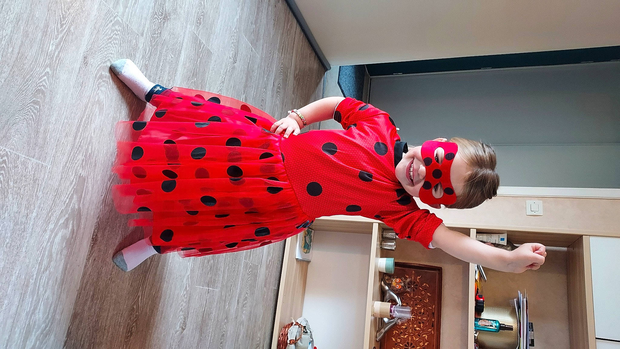 Nellia a rejoint le concours — aidez-le/la à gagner de superbes lots ! carmine, costume, day_dress, dress, entertainment, fashion_design, home_appliance, human_leg, joy, knee, leg, magenta, pattern, person, polka_dot, red, room, sandal, shoulder, textile