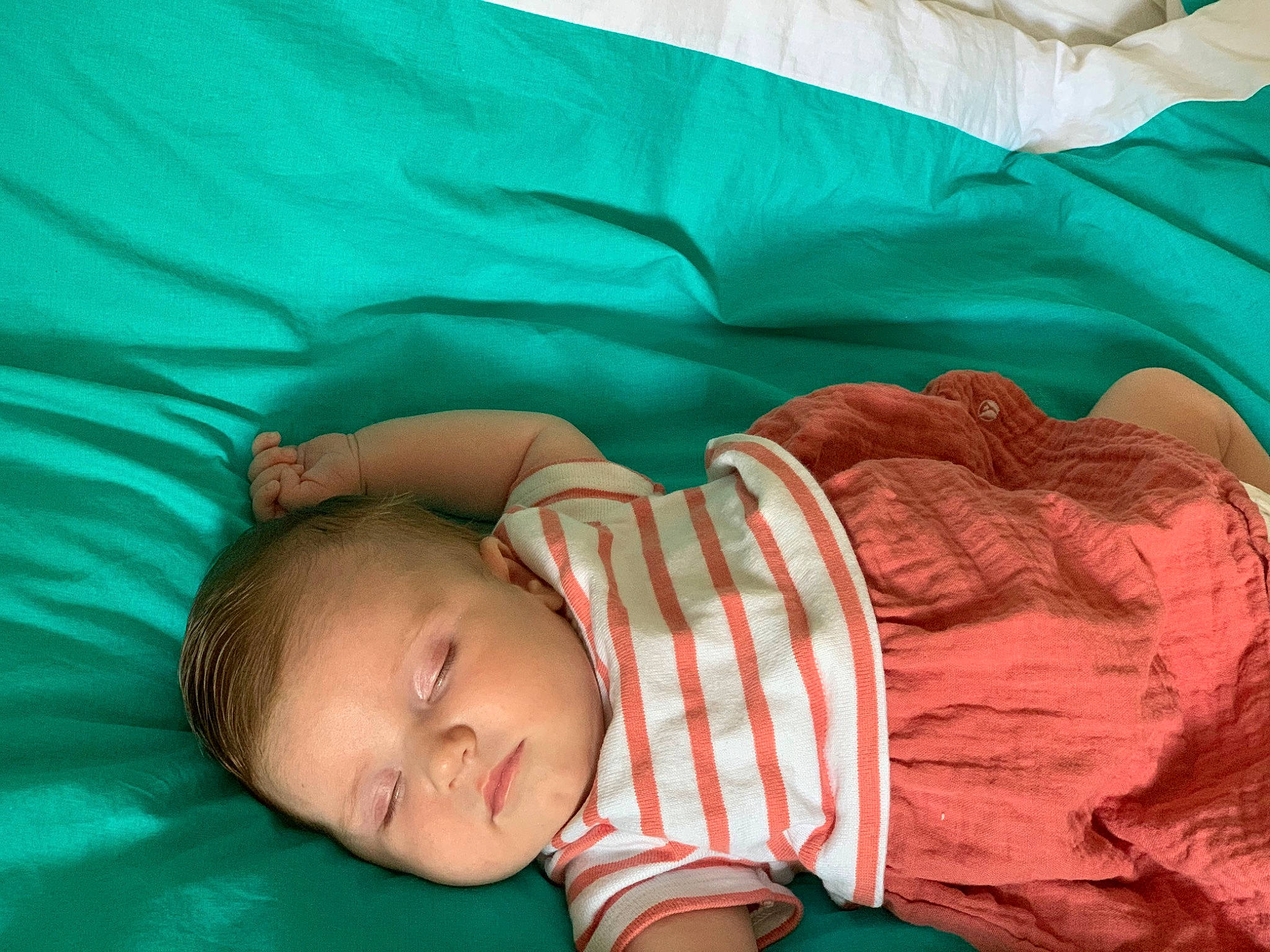 Margaux participe au concours pour gagner de l'argent avec cette photo : baby, baby_products, baby_sleeping, baby_toddler_clothing, bedtime, cheek, child, comfort, grass, head, linens, nap, person, room, skin, sleep, sleeve, textile, toddler, tree