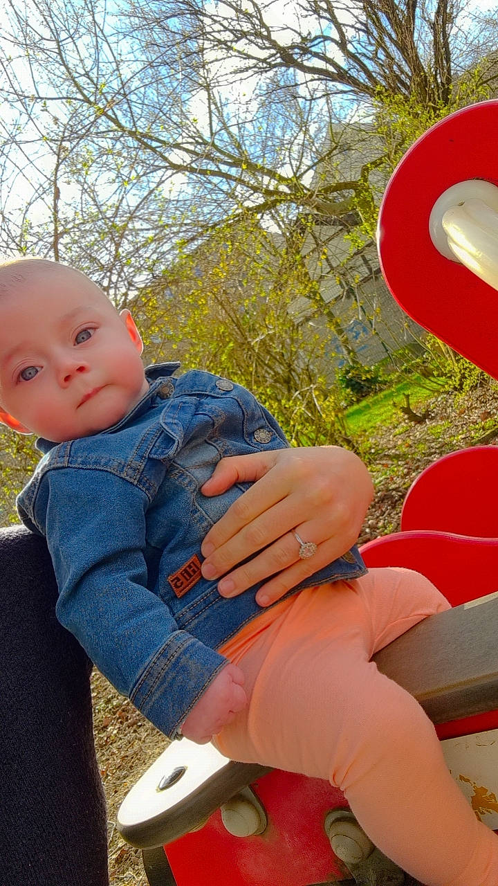 émyliana participe au concours pour gagner de l'argent avec cette photo : baby, baby_toddler_clothing, carmine, child, comfort, electric_blue, fun, grass, happy, human_leg, knee, lap, leisure, people_in_nature, person, shoulder, sitting, sky, thigh, toddler