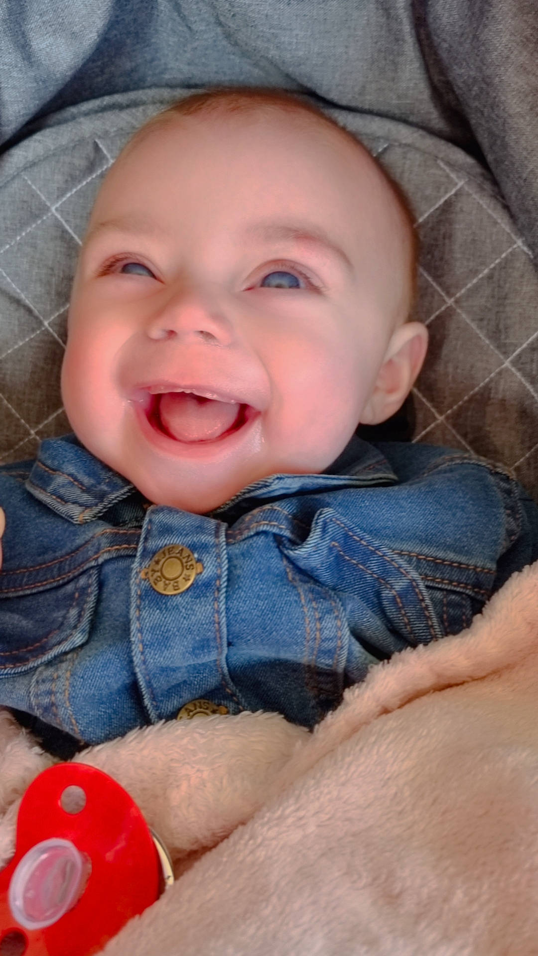 émyliana a rejoint le concours — aidez-le/la à gagner de superbes lots ! baby, baby_toddler_clothing, cheek, child, chin, comfort, eye, finger, happy, headwear, iris, lip, mouth, nose, outerwear, person, product, skin, sleeve, smile