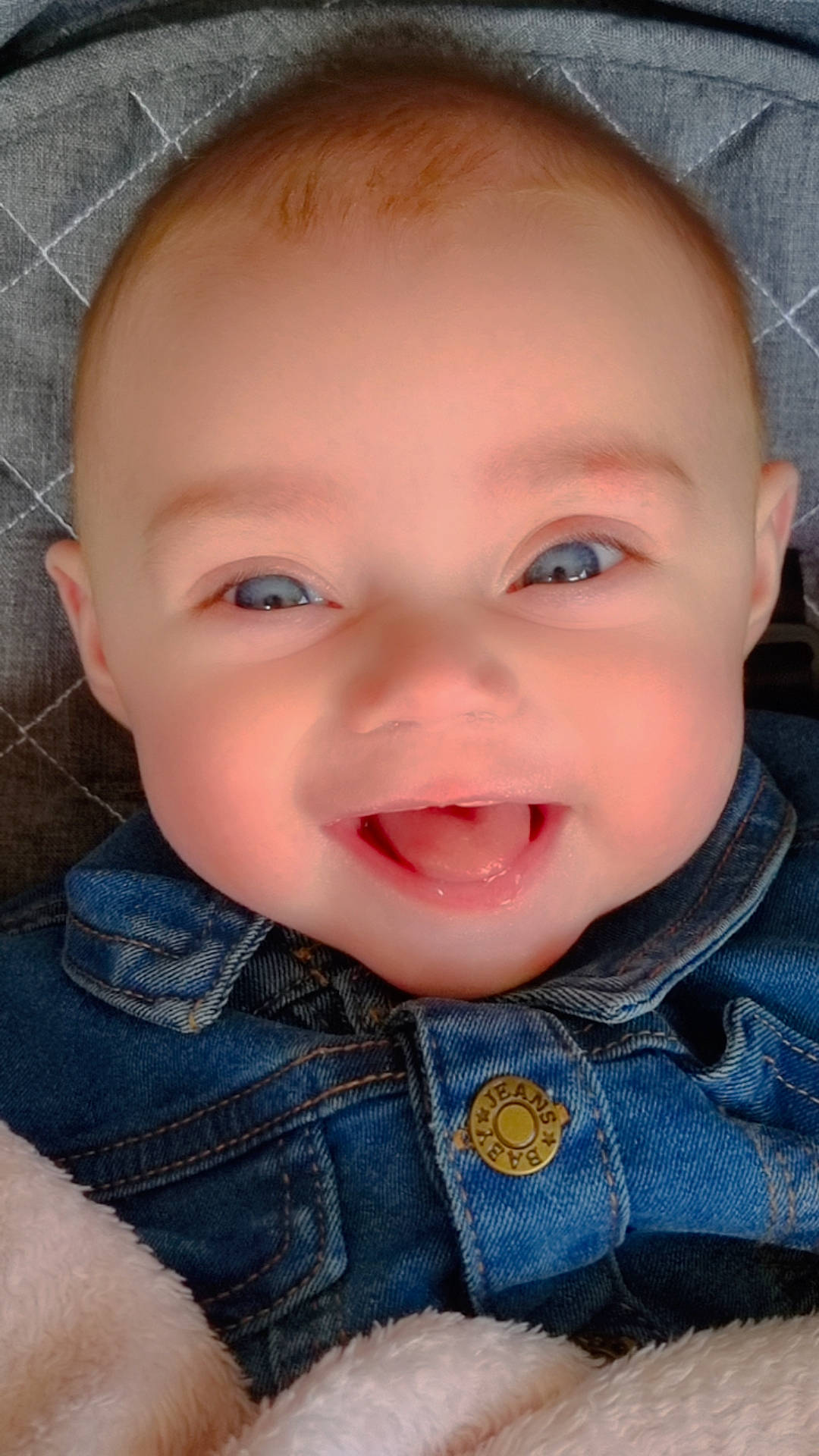 émyliana participe au concours pour gagner de l'argent avec cette photo : baby, baby_toddler_clothing, cheek, child, clothing, collar, eye, eyebrow, eyelash, forehead, happy, iris, lip, mouth, nose, outerwear, person, skin, sleeve, smile