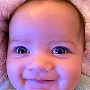 Mylan a rejoint le concours — aidez-le/la à gagner de superbes lots ! baby, face, smile, eyes, infant, close_up, cute, cheeks, skin, expression, young_child, adorable, blanket, clothing, head, portrait, happy, person, baby_girl, baby_boy