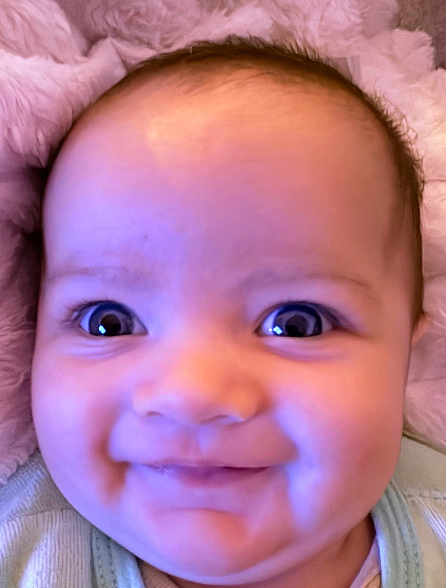 Mylan a rejoint le concours — aidez-le/la à gagner de superbes lots ! baby, face, smile, eyes, infant, close_up, cute, cheeks, skin, expression, young_child, adorable, blanket, clothing, head, portrait, happy, person, baby_girl, baby_boy