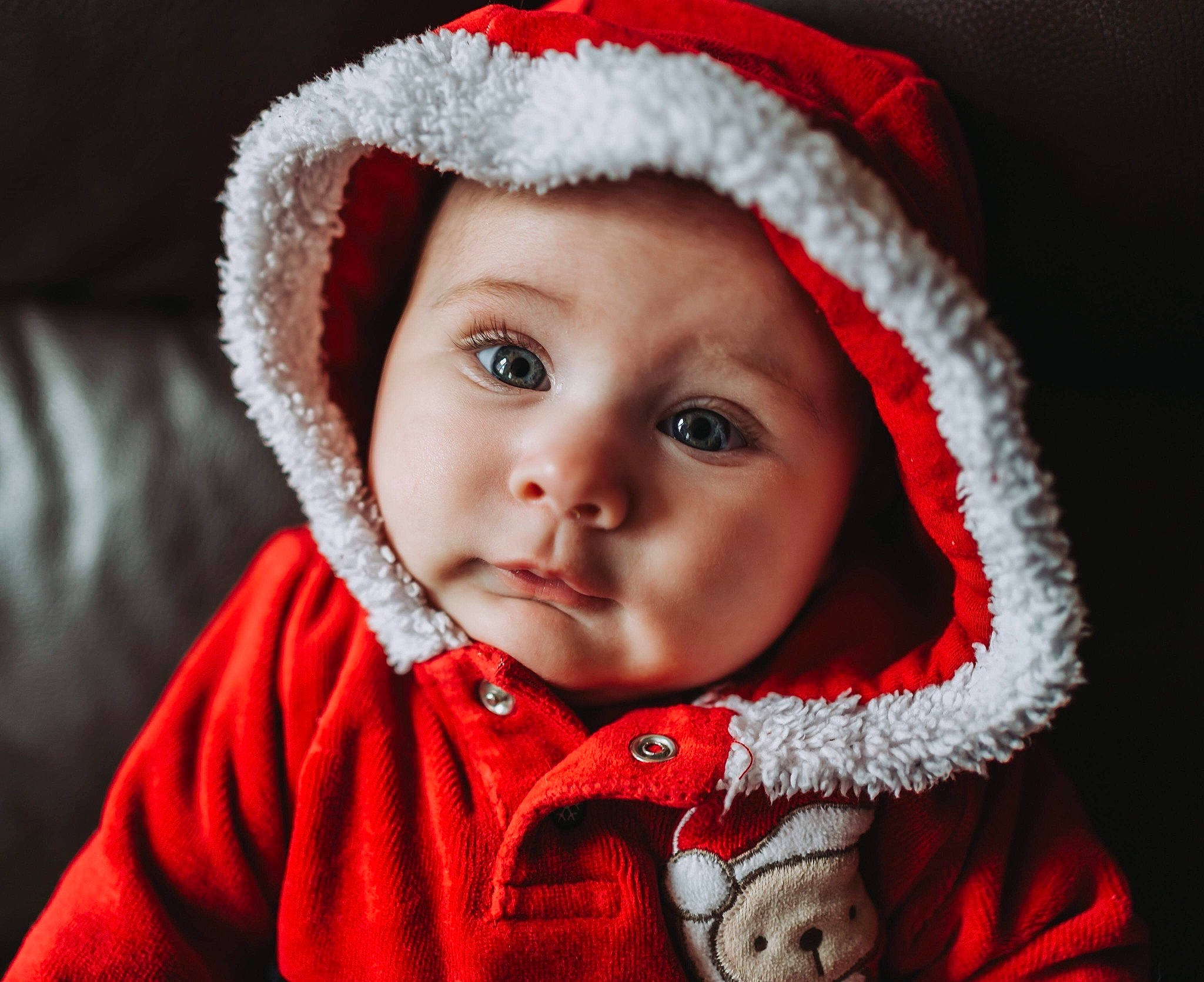 Eva participe au concours pour gagner de l'argent avec cette photo : cap, cheek, clothing, eye, eyebrow, fur_clothing, happy, headgear, headwear, human_body, iris, lip, mouth, nose, organ, outerwear, person, red, skin, textile