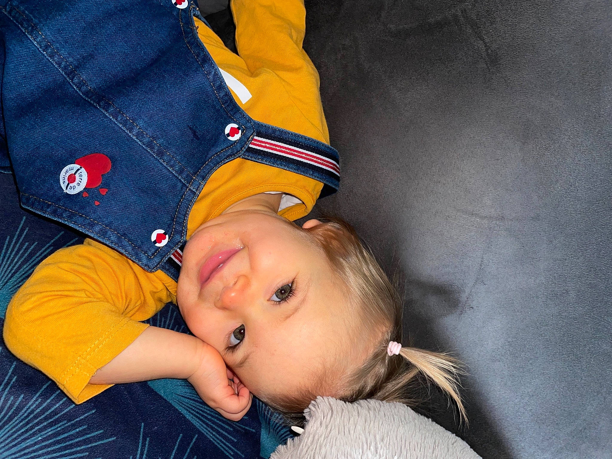 Eva a rejoint le concours — aidez-le/la à gagner de superbes lots ! baby, baby_toddler_clothing, cheek, child, comfort, elbow, electric_blue, eyelash, flash_photography, gesture, happy, joy, nose, person, portrait_photography, sleeve, toddler